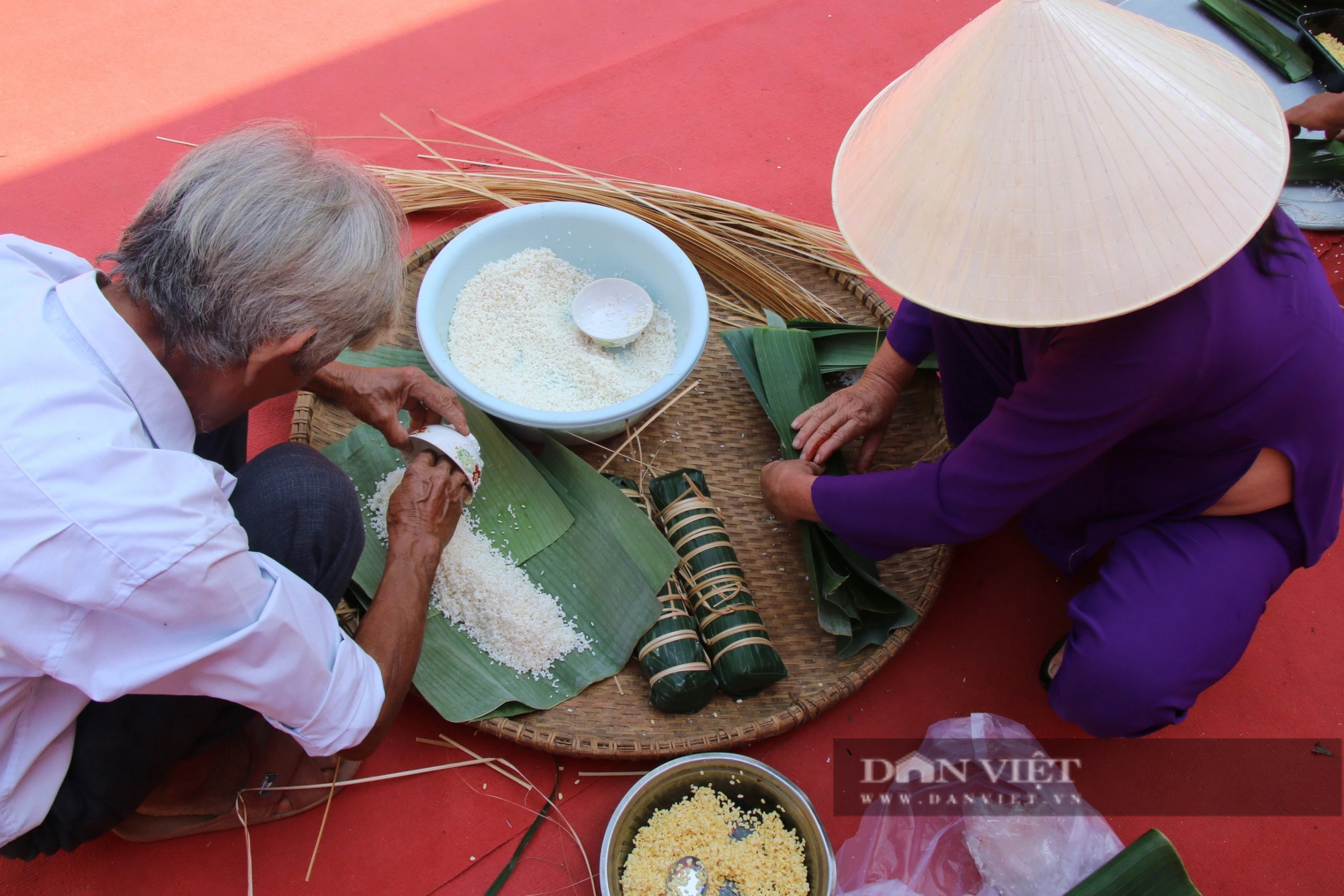 
Người dân, du khách nô nức nướng bánh tráng, hô bài chòi... tại làng cổ ở Đà Nẵng- Ảnh 4.