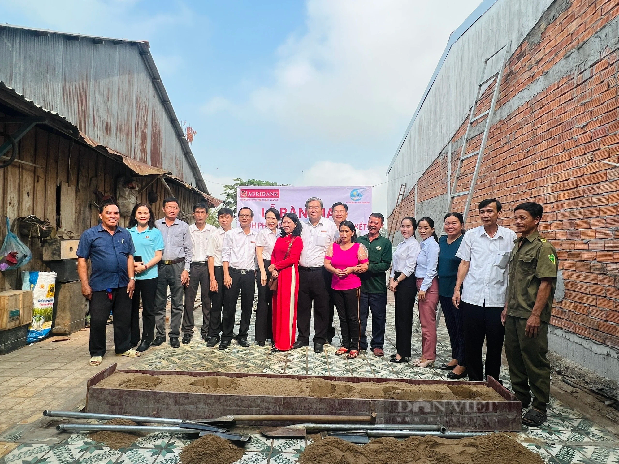 Agribank Chi nhánh Cần Thơ II trao kinh phí xây dựng nhà đại đoàn kết tại huyện Vĩnh Thạnh, TP Cần Thơ- Ảnh 4.