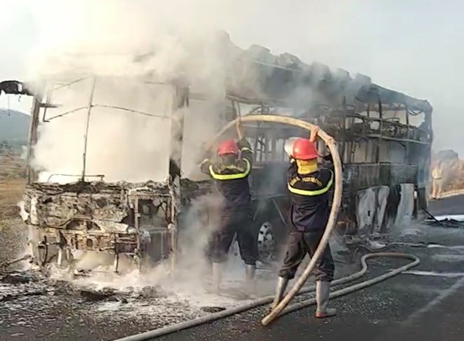 Xe khách giường nằm bị cháy trơ khung trên cao tốc Vĩnh Hảo - Phan Thiết- Ảnh 1.