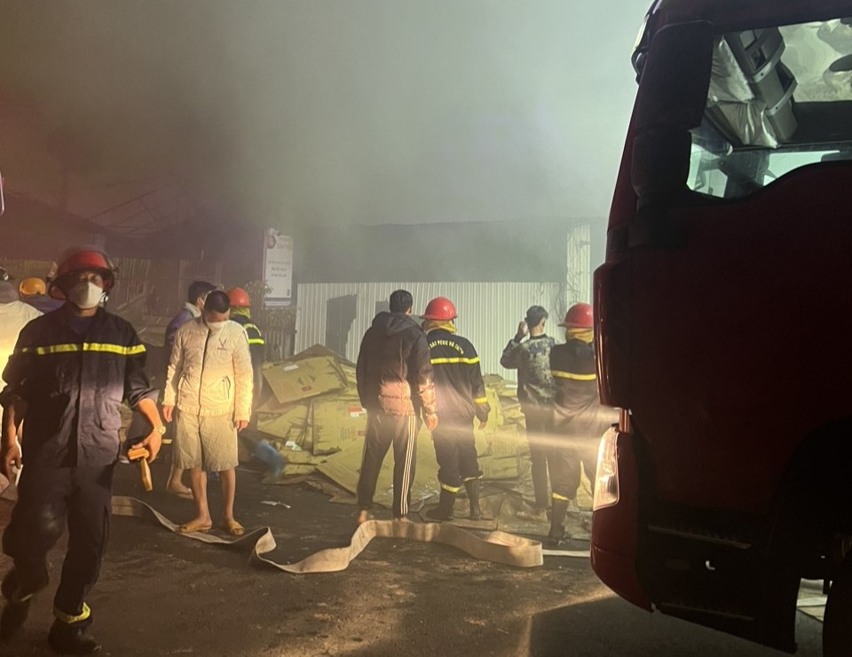 Cháy nhà của người dân trong đêm tại Lâm Đồng, huy động nhiều xe chữa cháy dập lửa- Ảnh 2.