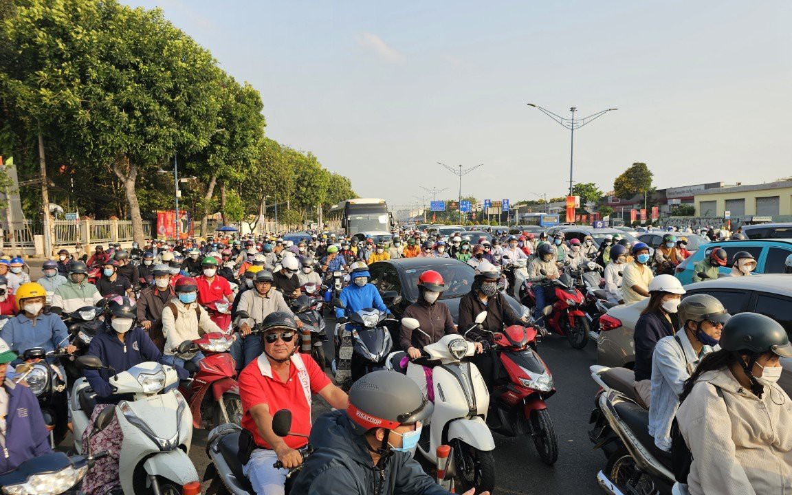 Nhiều tuyến đường trung tâm ở TP.HCM kẹt cứng người và phương tiện, CSGT căng mình điều tiết giao thông