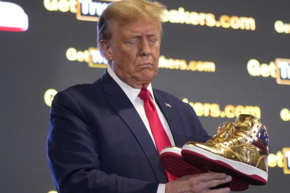 Ông Donald Trump ra mắt mẫu giày vàng ánh kim giá 399 USD- Ảnh 1.