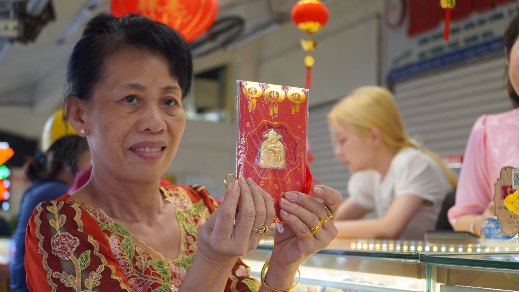 Chợ bán vàng “bình dân” ở Sài Gòn hút khách ngày vía Thần Tài- Ảnh 6.