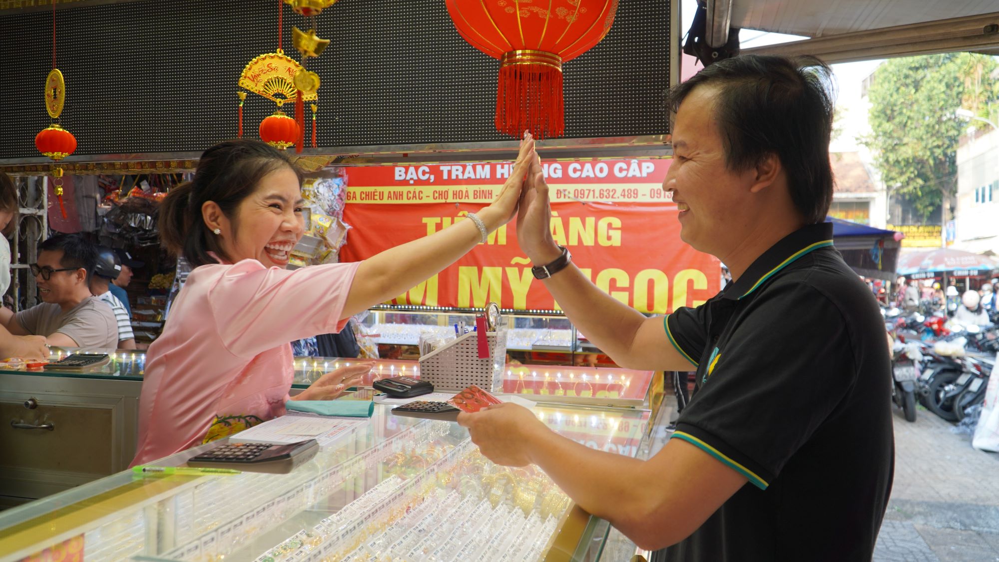 Chợ bán vàng “bình dân” ở Sài Gòn hút khách ngày vía Thần Tài- Ảnh 5.