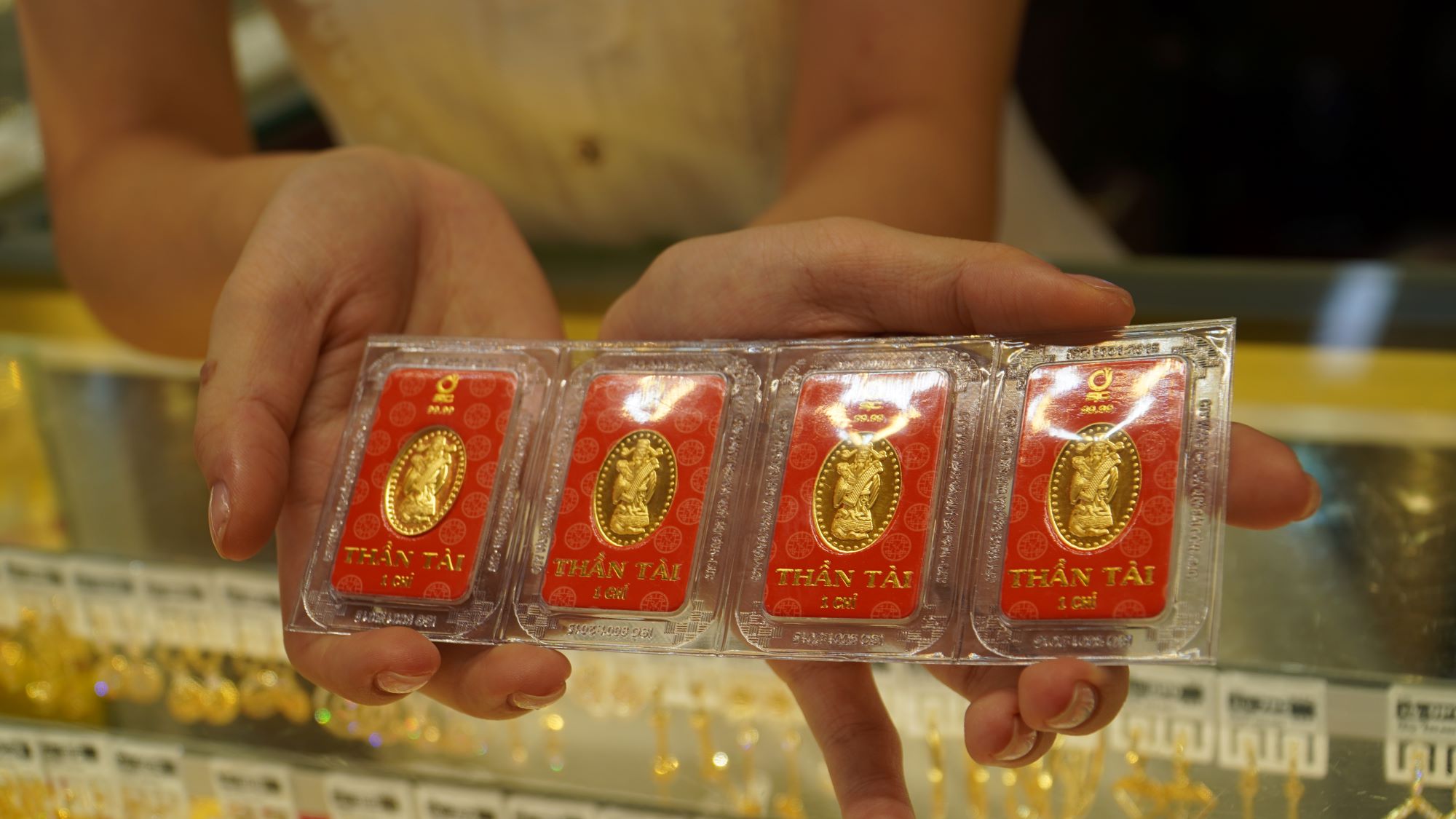 Chợ bán vàng “bình dân” ở Sài Gòn hút khách ngày vía Thần Tài- Ảnh 8.