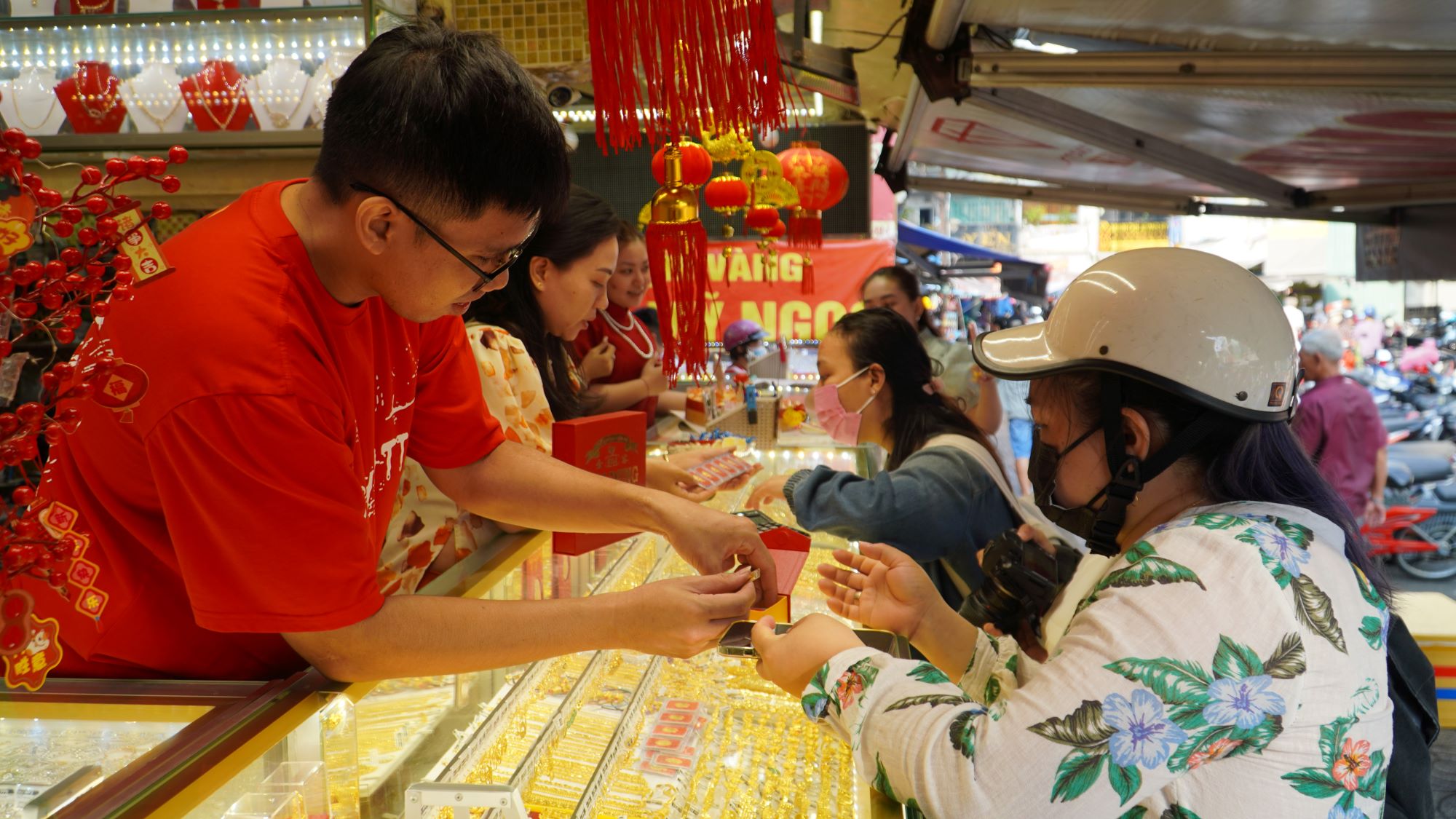 Chợ bán vàng “bình dân” ở Sài Gòn hút khách ngày vía Thần Tài- Ảnh 2.