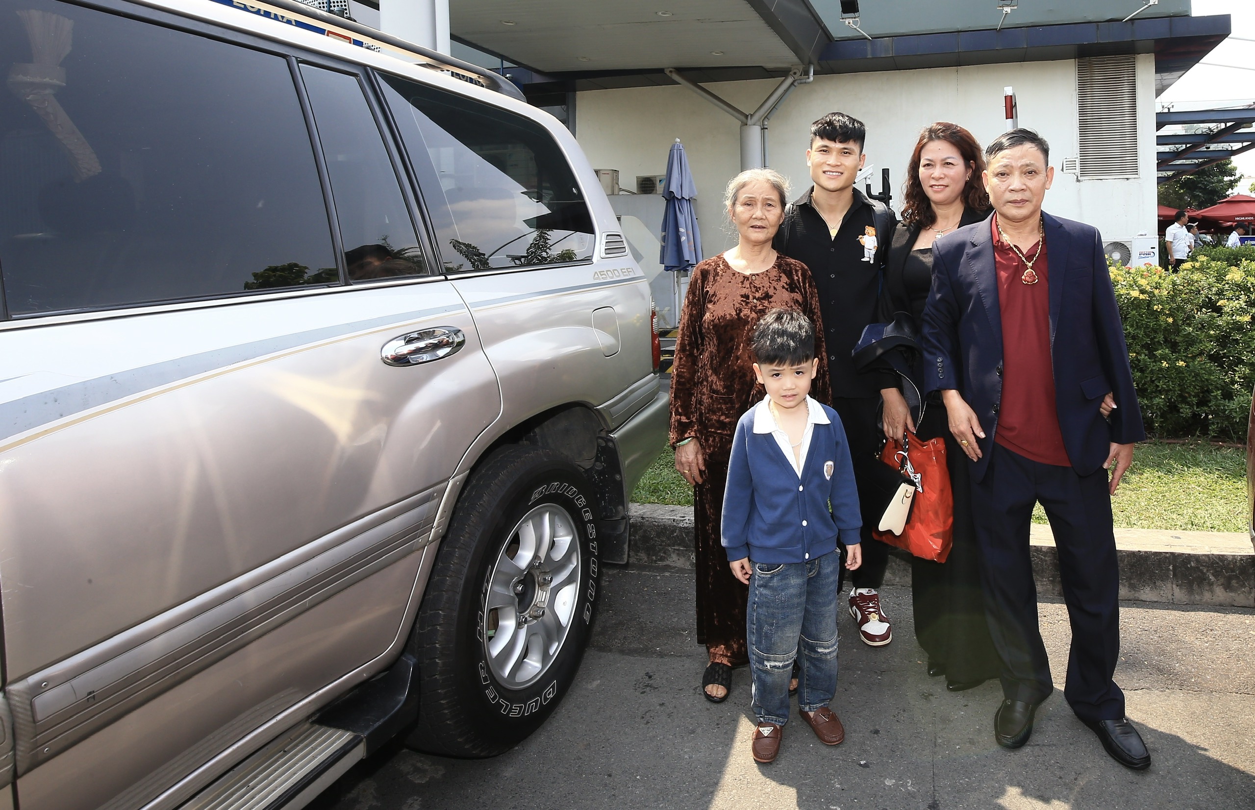 Tuấn Hải đưa cả gia đình 3 thế hệ đi dự lễ trao giải Quả bóng vàng- Ảnh 2.