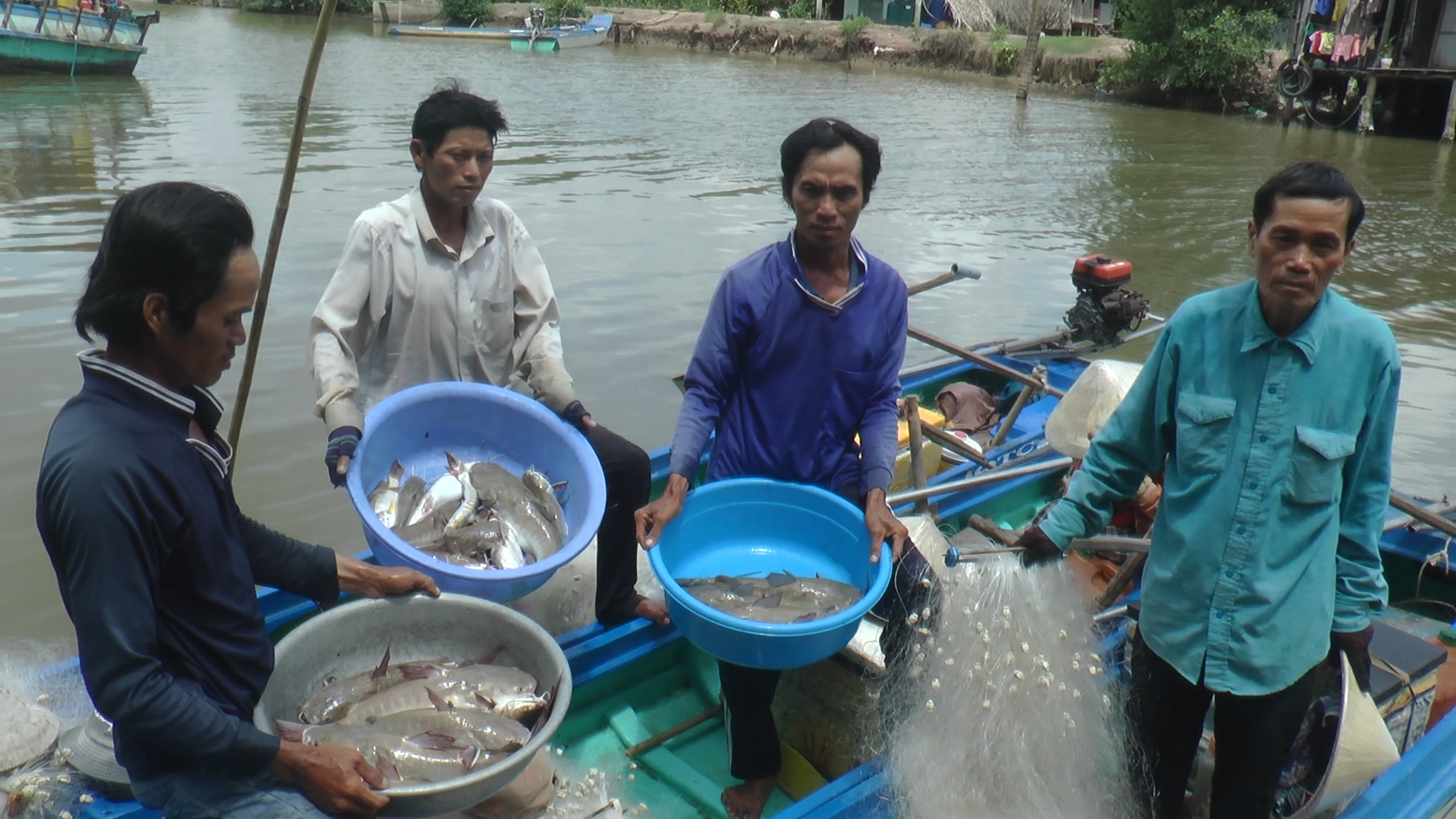 Nhờ săn loài cá nghe tên tưởng đâu nghe nhầm, mà người dân có hoàn cảnh khó khăn ở Cà Mau bỏ túi tiền triệu- Ảnh 6.