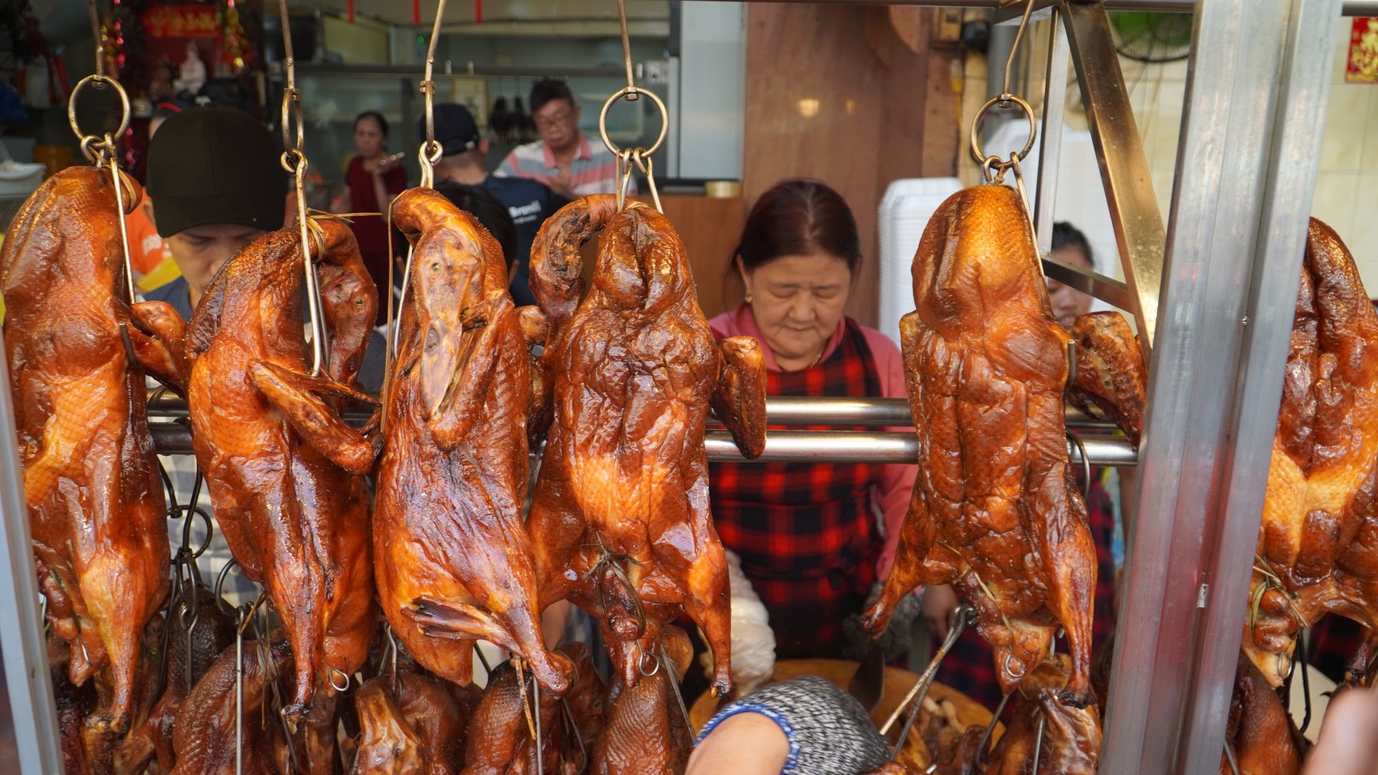 Vì sao cửa hàng vịt quay, heo quay đông nghẹt khách ngày vía Thần Tài?- Ảnh 3.