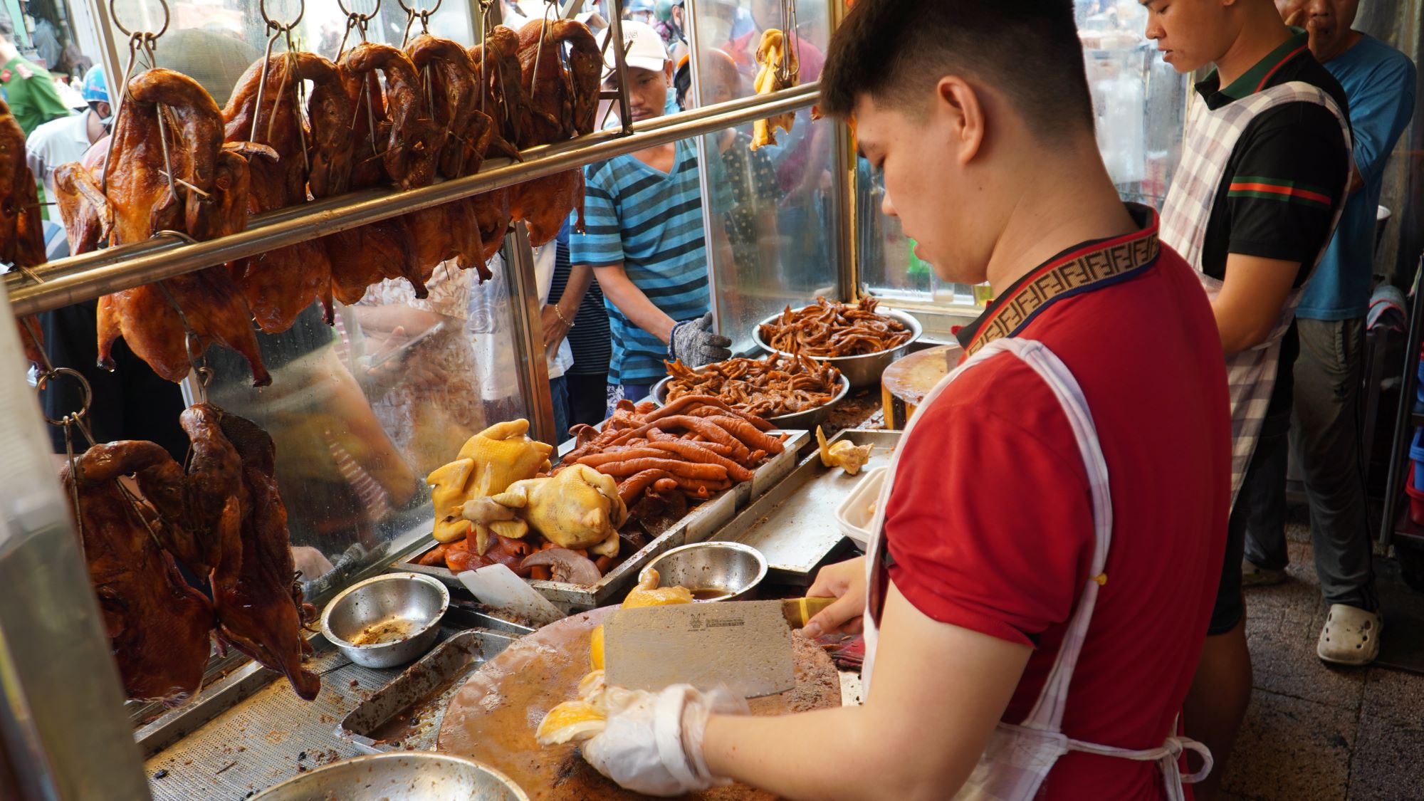 Dân Sài Gòn xếp hàng dài mua vịt quay, heo quay ngày vía Thần Tài- Ảnh 6.