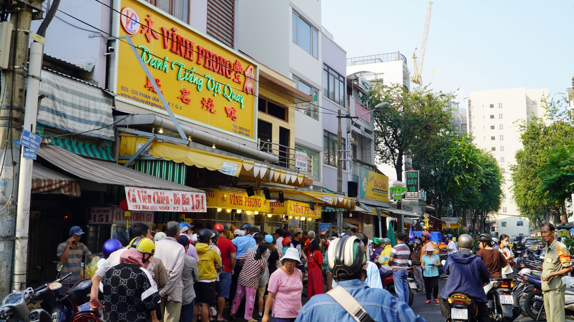 Dân Sài Gòn xếp hàng dài mua vịt quay, heo quay ngày vía Thần Tài- Ảnh 1.