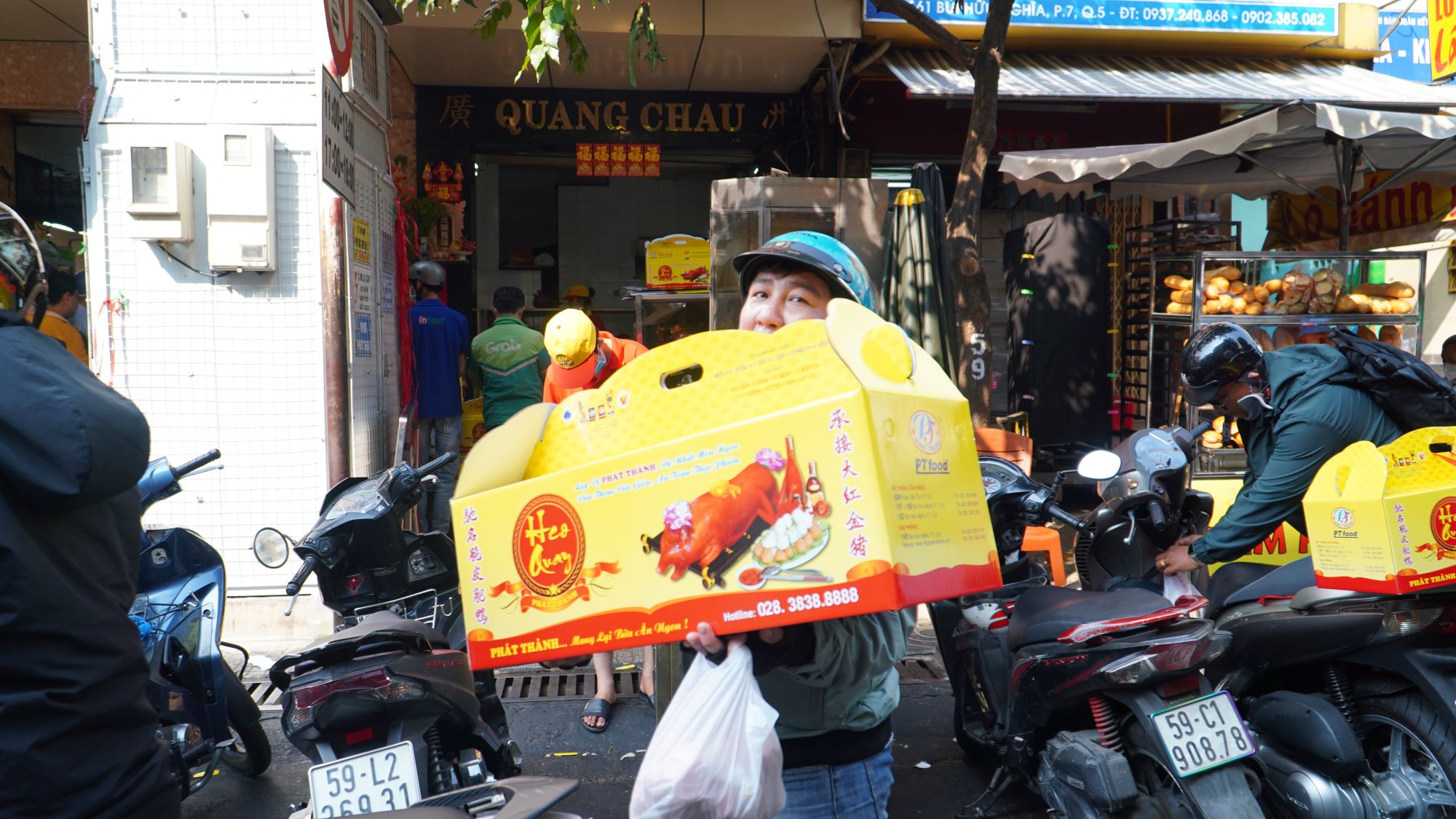 Dân Sài Gòn xếp hàng dài mua vịt quay, heo quay ngày vía Thần Tài- Ảnh 8.