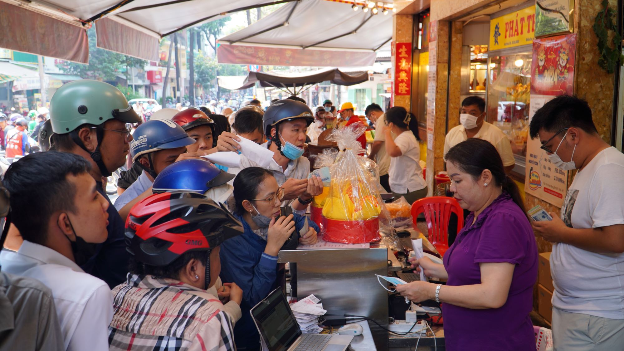 Dân Sài Gòn xếp hàng dài mua vịt quay, heo quay ngày vía Thần Tài- Ảnh 9.