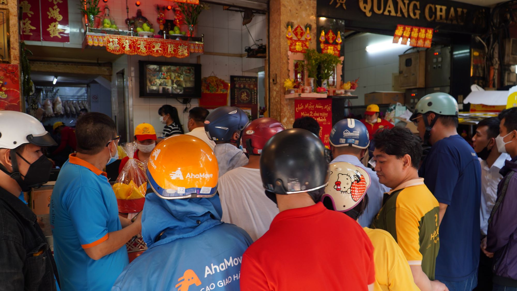 Dân Sài Gòn xếp hàng dài mua vịt quay, heo quay ngày vía Thần Tài- Ảnh 10.