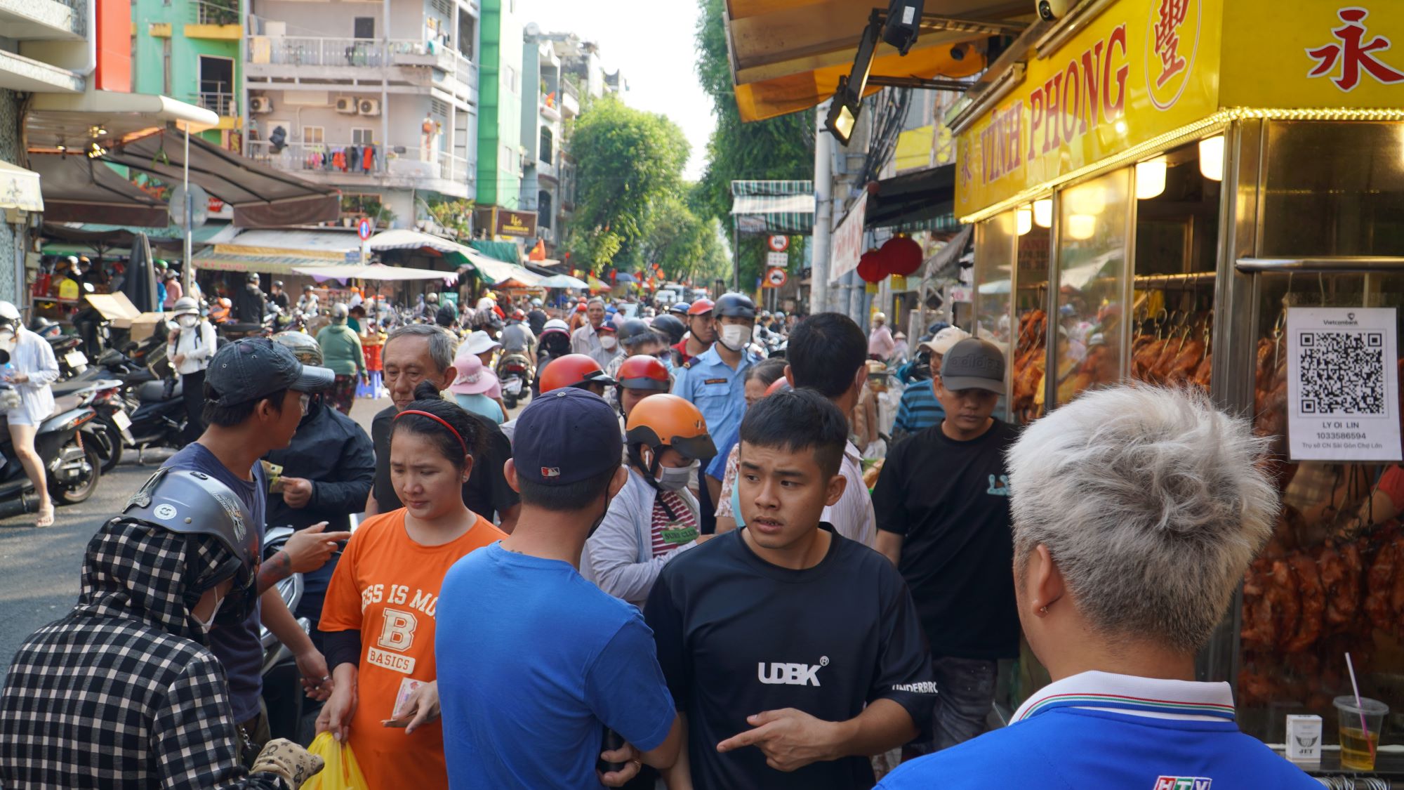 Dân Sài Gòn xếp hàng dài mua vịt quay, heo quay ngày vía Thần Tài- Ảnh 4.