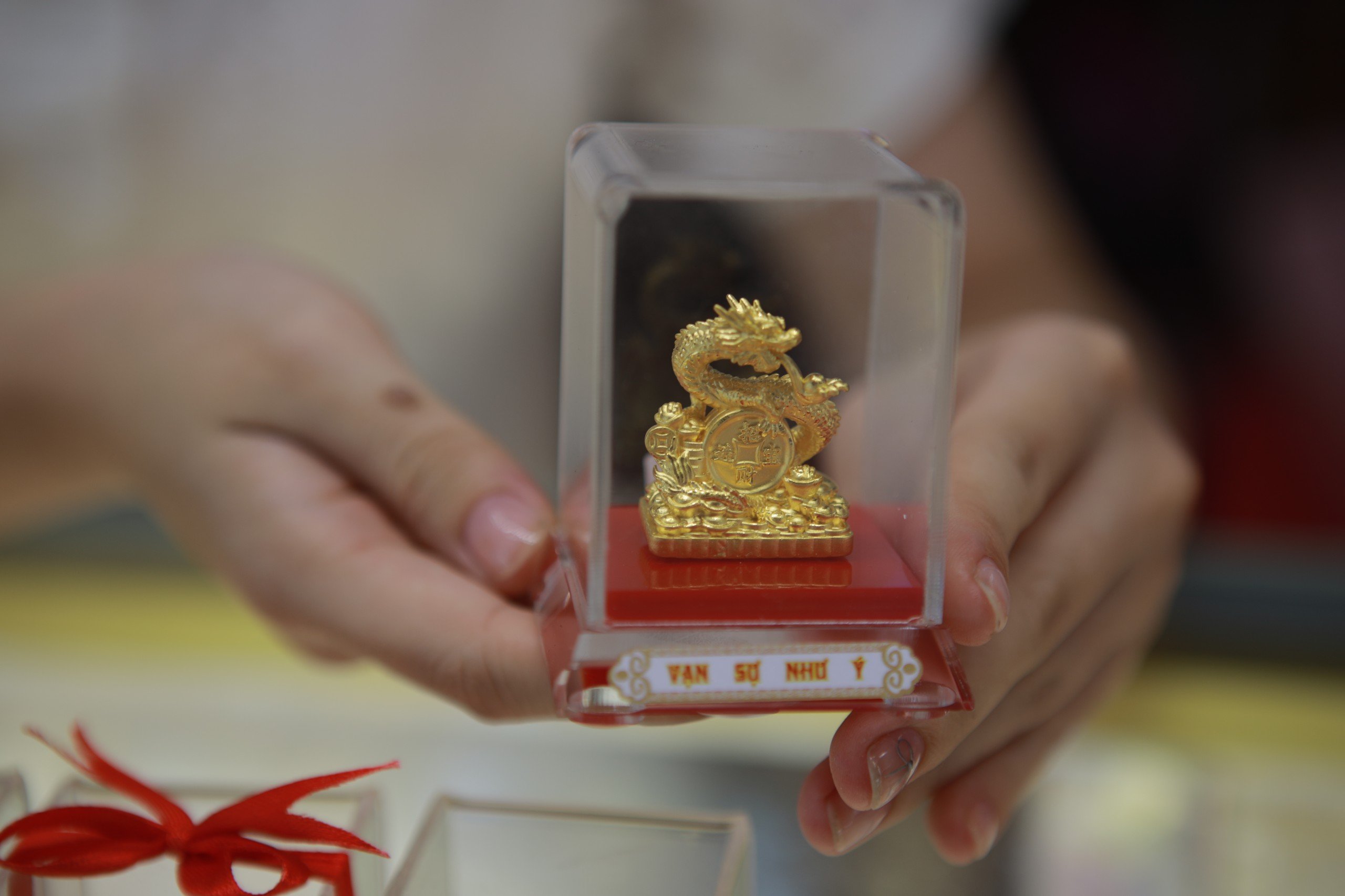 Chợ bán vàng “bình dân” ở Sài Gòn hút khách ngày vía Thần Tài- Ảnh 7.
