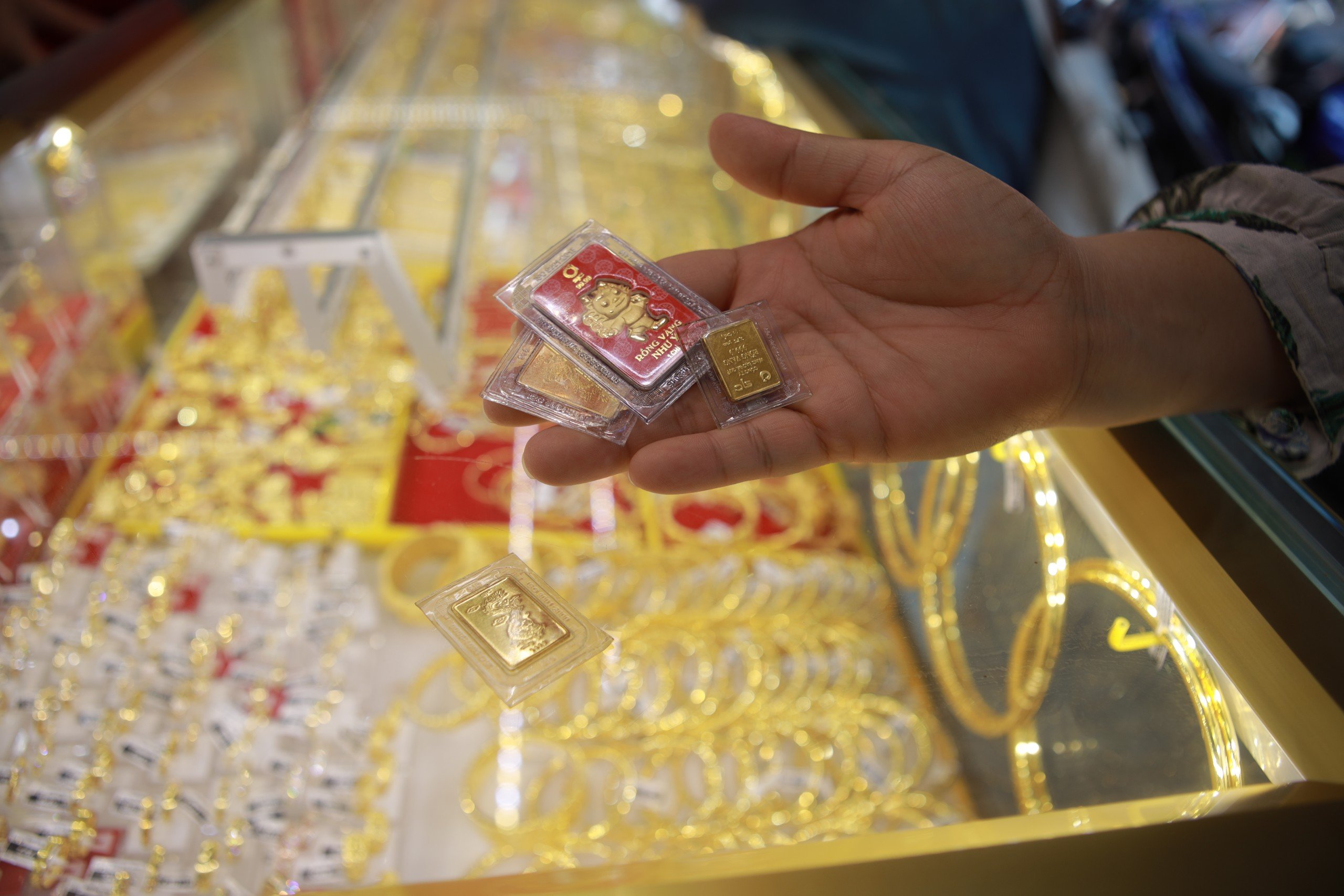 Chợ bán vàng “bình dân” ở Sài Gòn hút khách ngày vía Thần Tài- Ảnh 3.