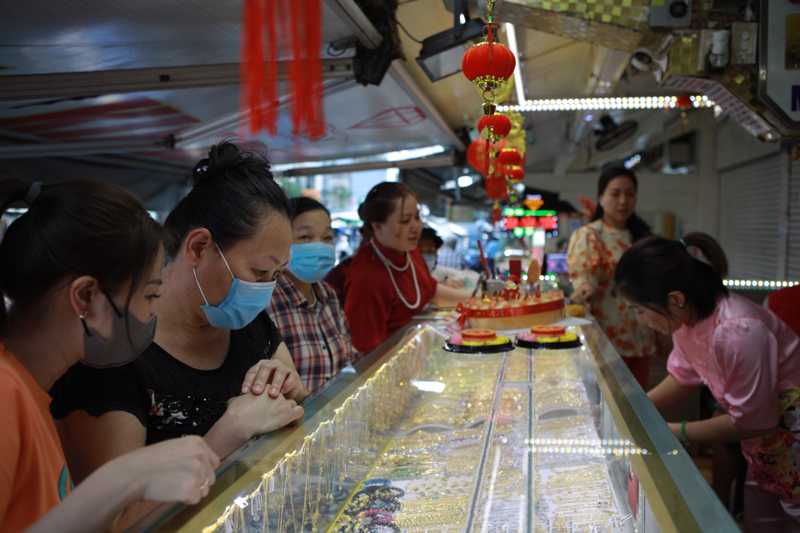 Chợ bán vàng “bình dân” ở Sài Gòn hút khách ngày vía Thần Tài- Ảnh 1.
