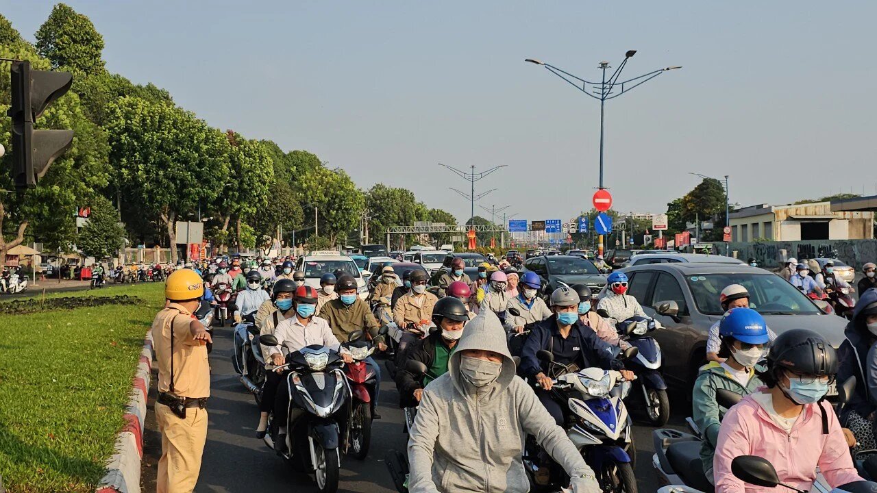 Trở lại TP.HCM làm việc sau Tết: Kẻ vật vạ nơi bến xe, người "dài cổ" đợi chờ ở sân bay- Ảnh 6.