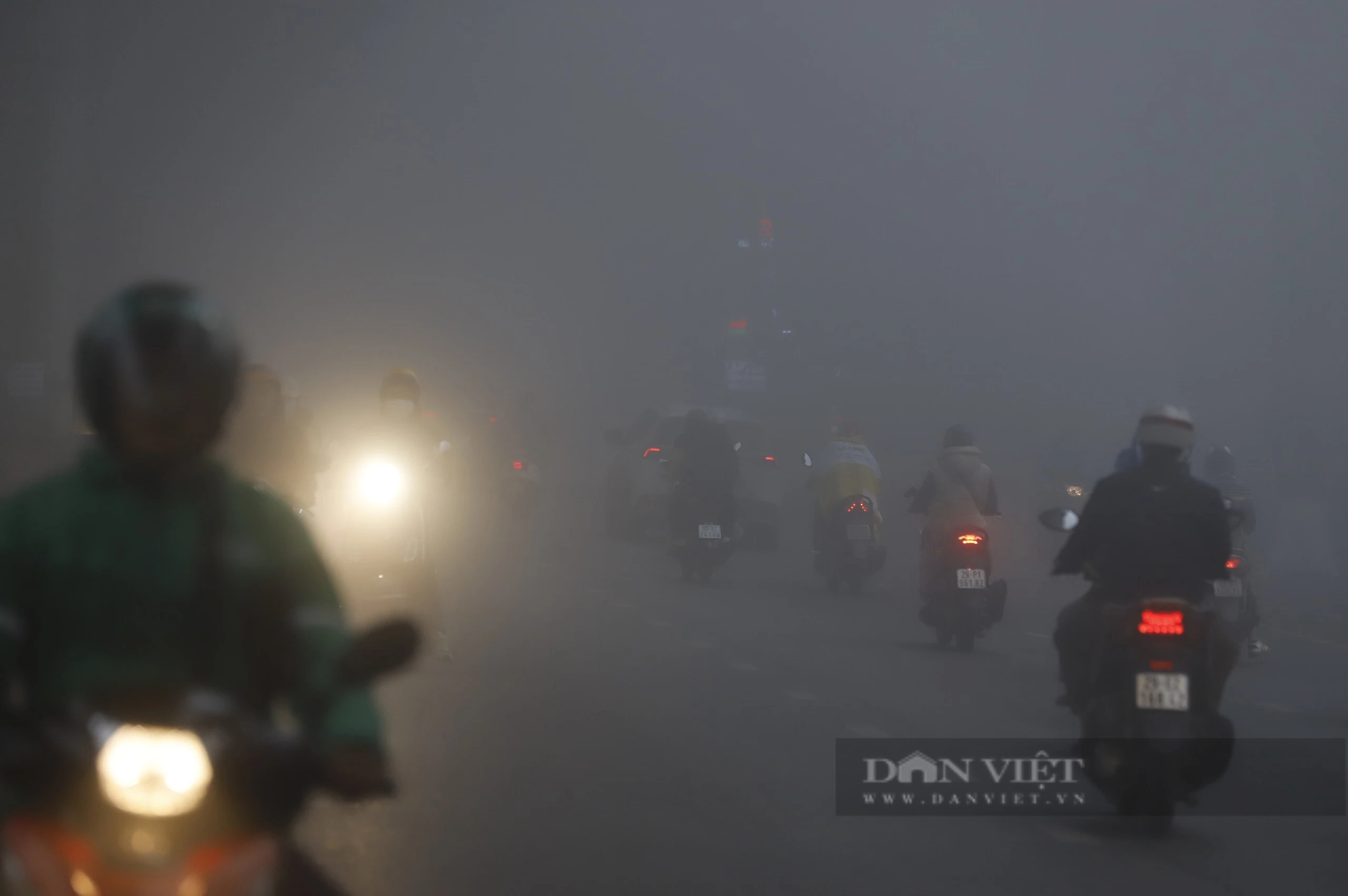 Sương mù dày đặc khó tin, tầm nhìn xa chỉ... 20 mét ở Hà Nội- Ảnh 1.