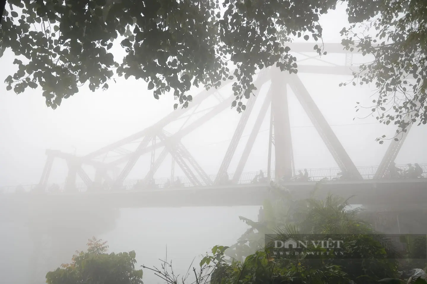 Sương mù dày đặc khó tin, tầm nhìn xa chỉ... 20 mét ở Hà Nội- Ảnh 3.