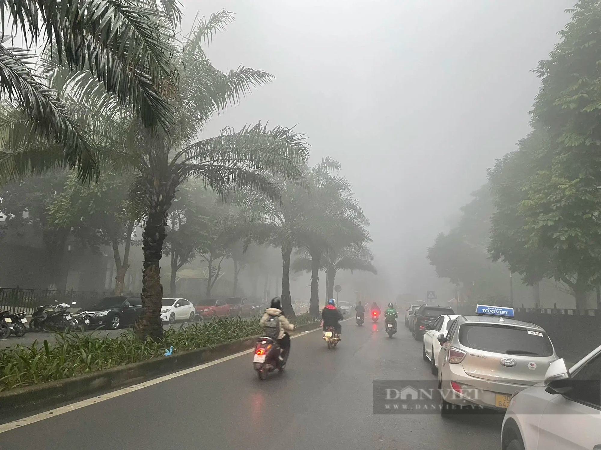 Sương mù dày đặc khó tin, tầm nhìn xa chỉ... 20 mét ở Hà Nội- Ảnh 9.