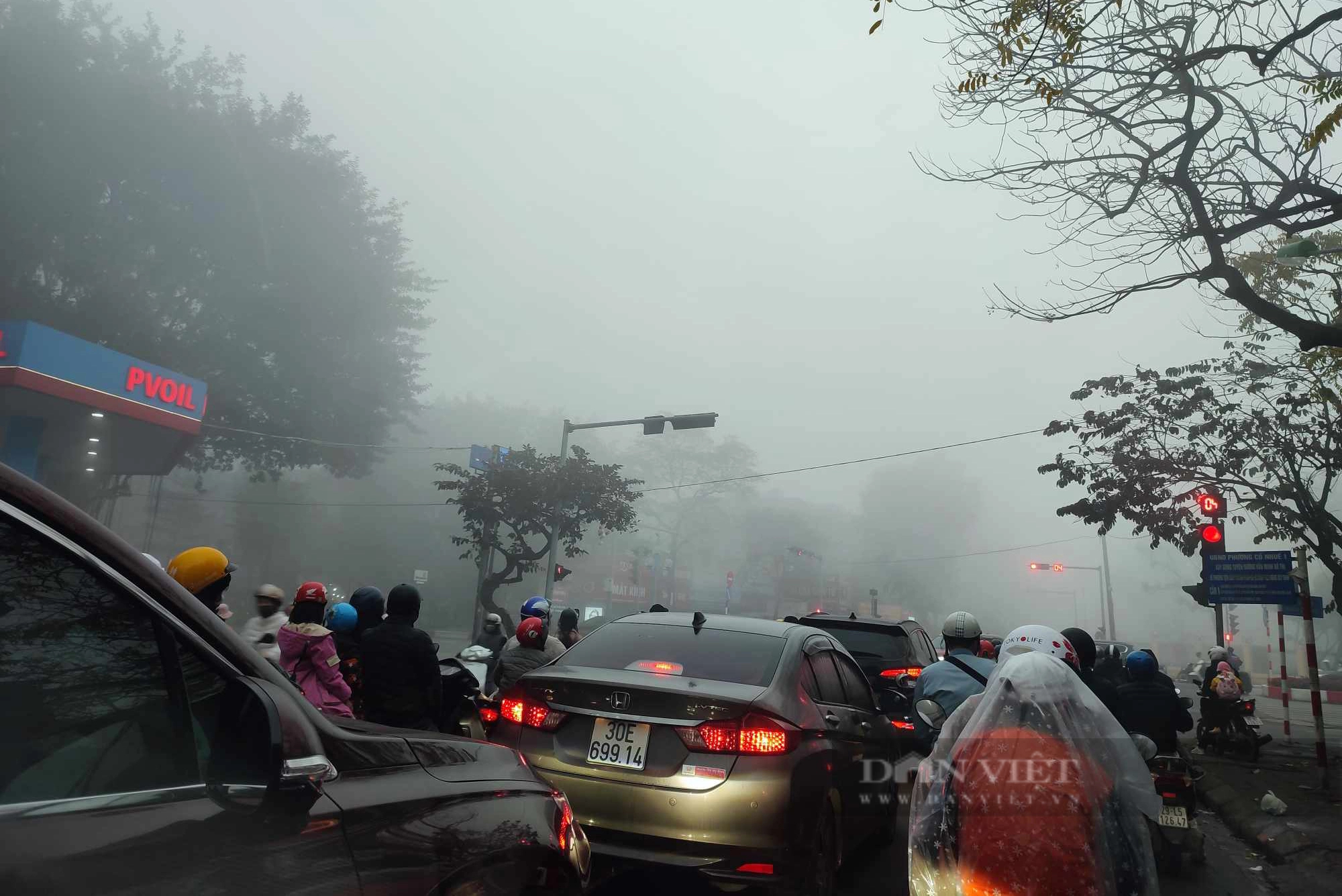 Sương mù dày đặc khó tin, tầm nhìn xa chỉ... 20 mét ở Hà Nội- Ảnh 6.