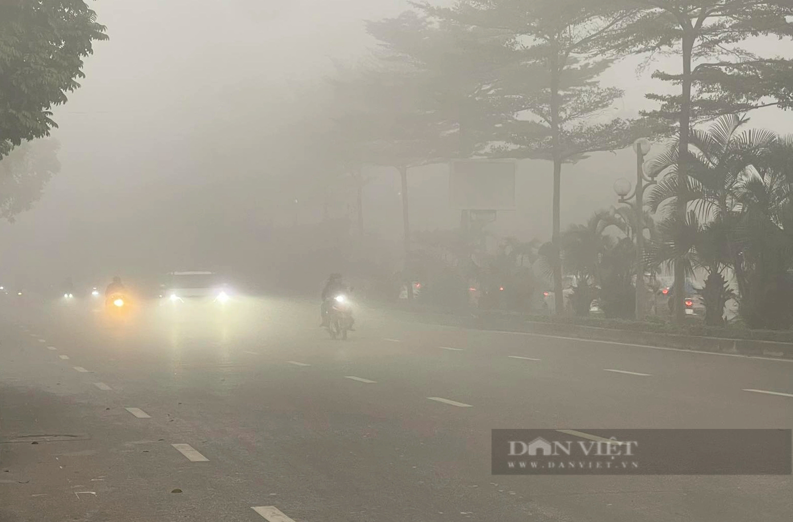 Sương mù dày đặc khó tin, tầm nhìn xa chỉ... 20 mét ở Hà Nội- Ảnh 8.