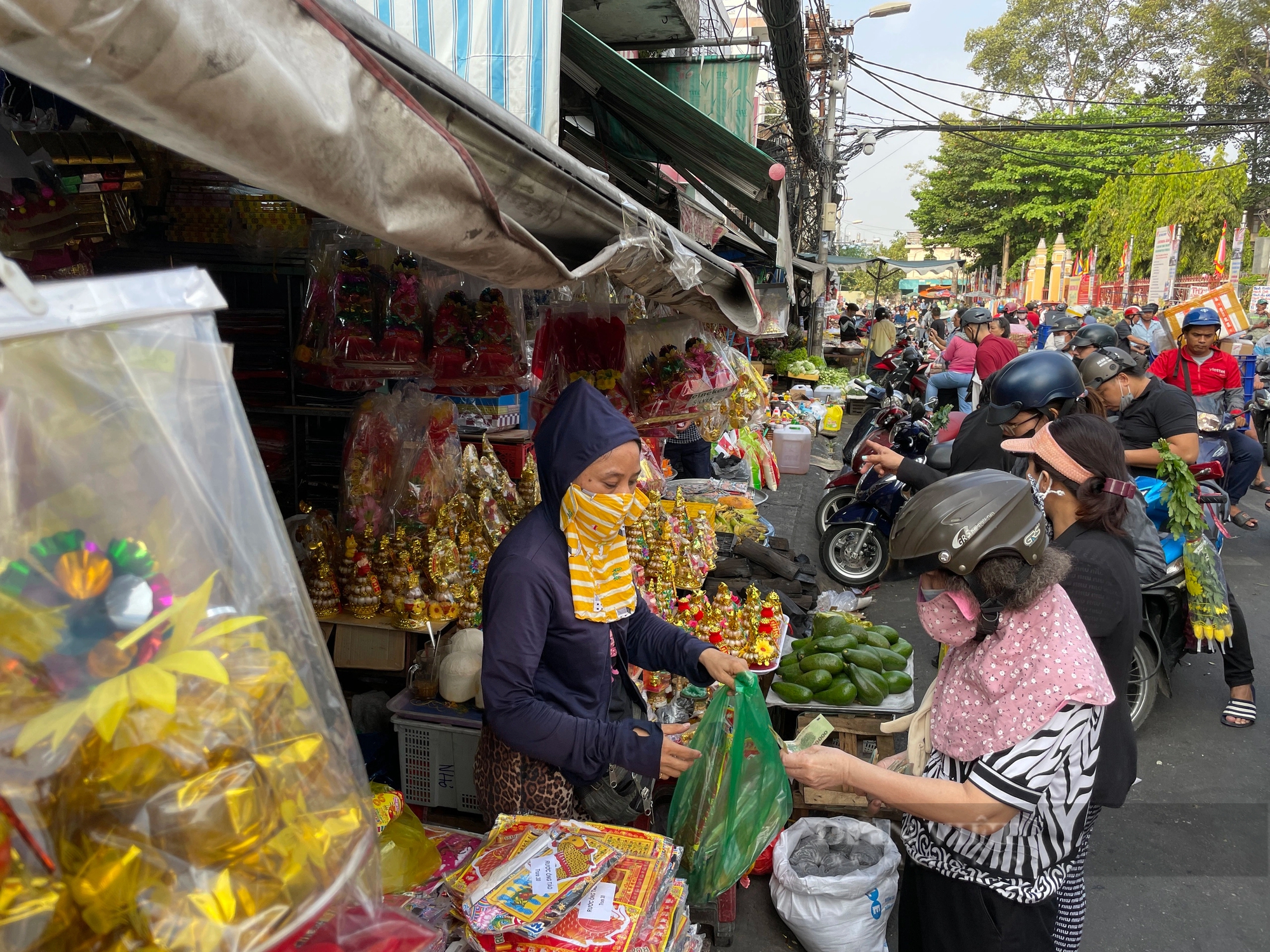 Người Sài Gòn chen chân mua đồ cúng đưa ông Táo về trời, chợ búa ùn tắc vì đông nghịt- Ảnh 1.