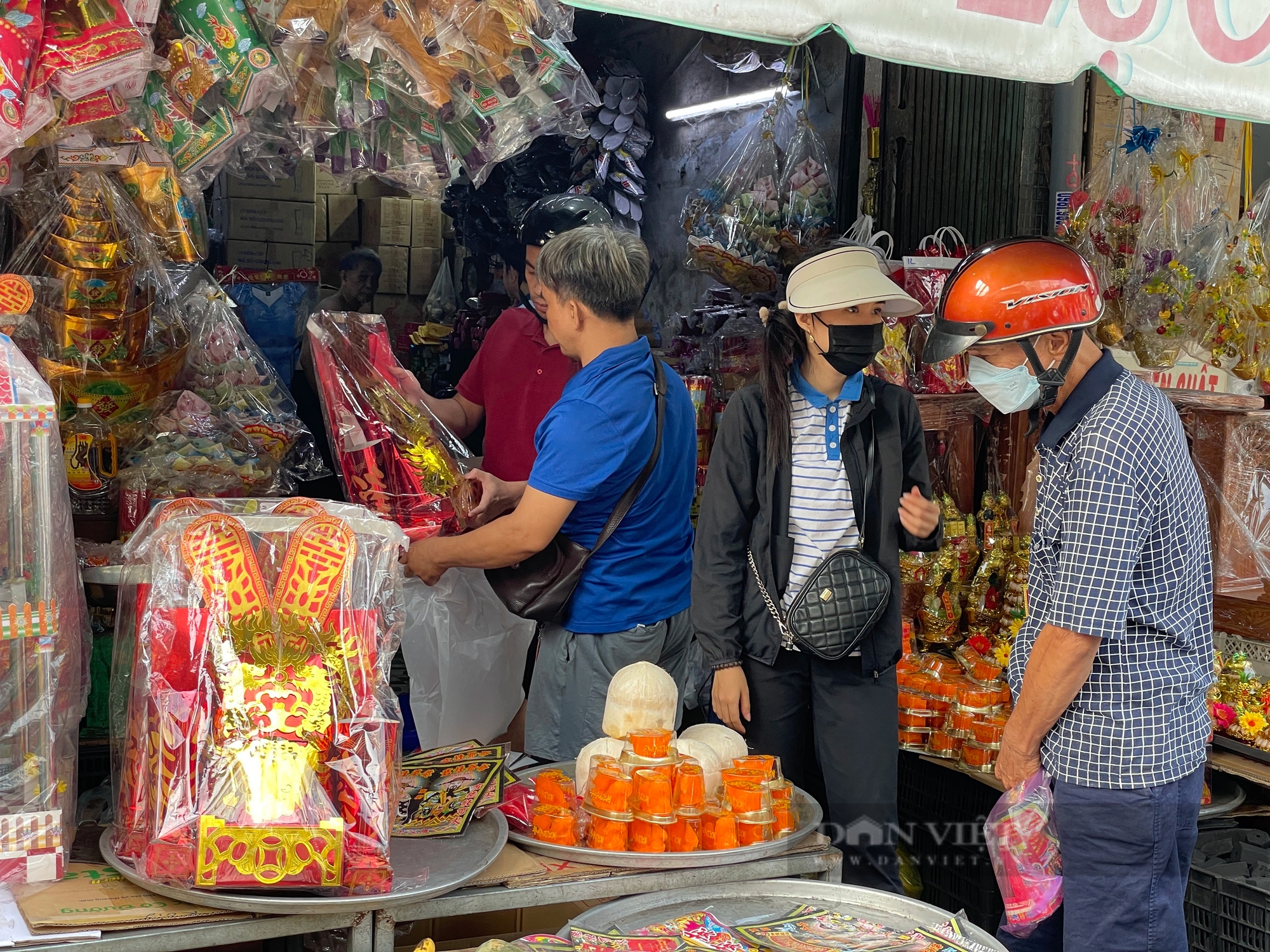 Người Sài Gòn chen chân mua đồ cúng đưa ông Táo về trời, chợ búa ùn tắc vì đông nghịt- Ảnh 4.
