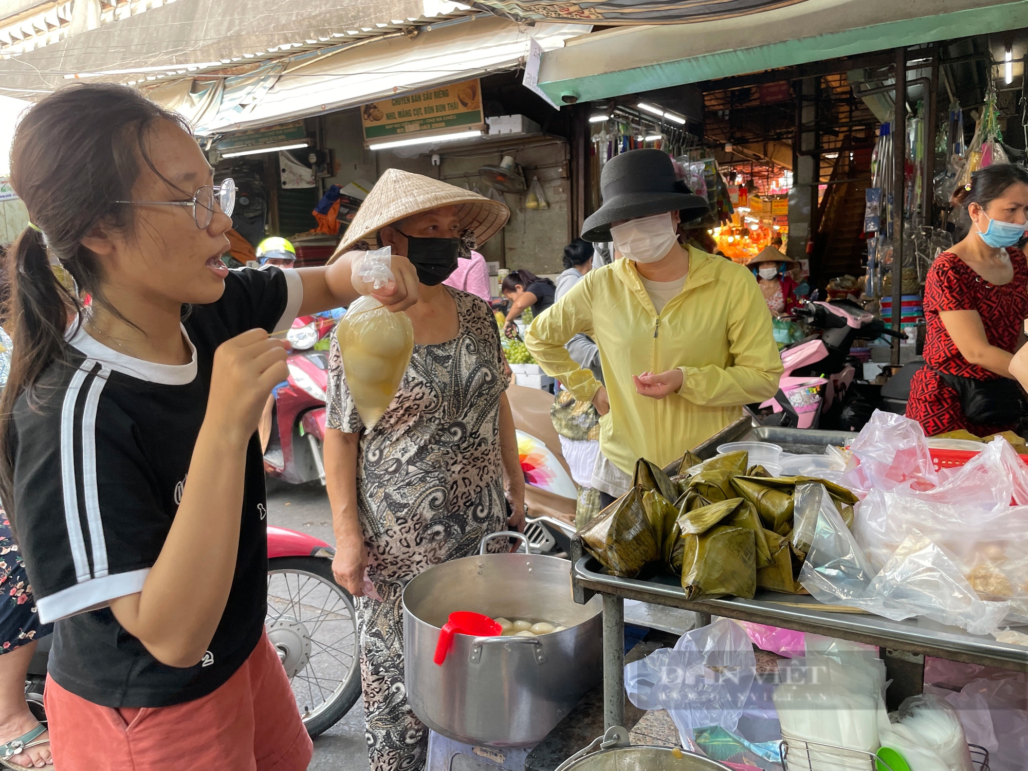 Người Sài Gòn chen chân mua đồ cúng đưa ông Táo về trời, chợ búa ùn tắc vì đông nghịt- Ảnh 6.