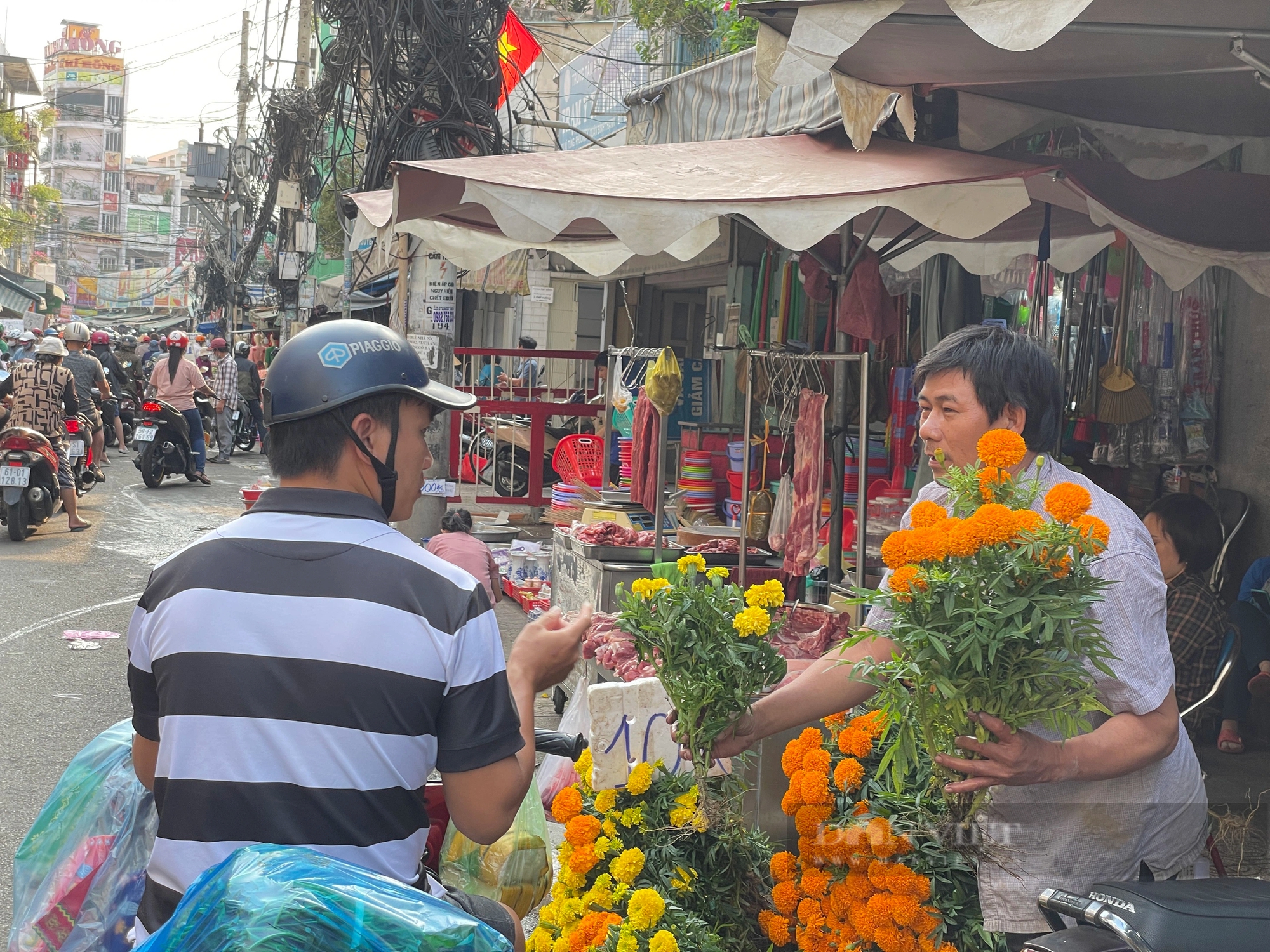 Người Sài Gòn chen chân mua đồ cúng đưa ông Táo về trời, chợ búa ùn tắc vì đông nghịt- Ảnh 8.