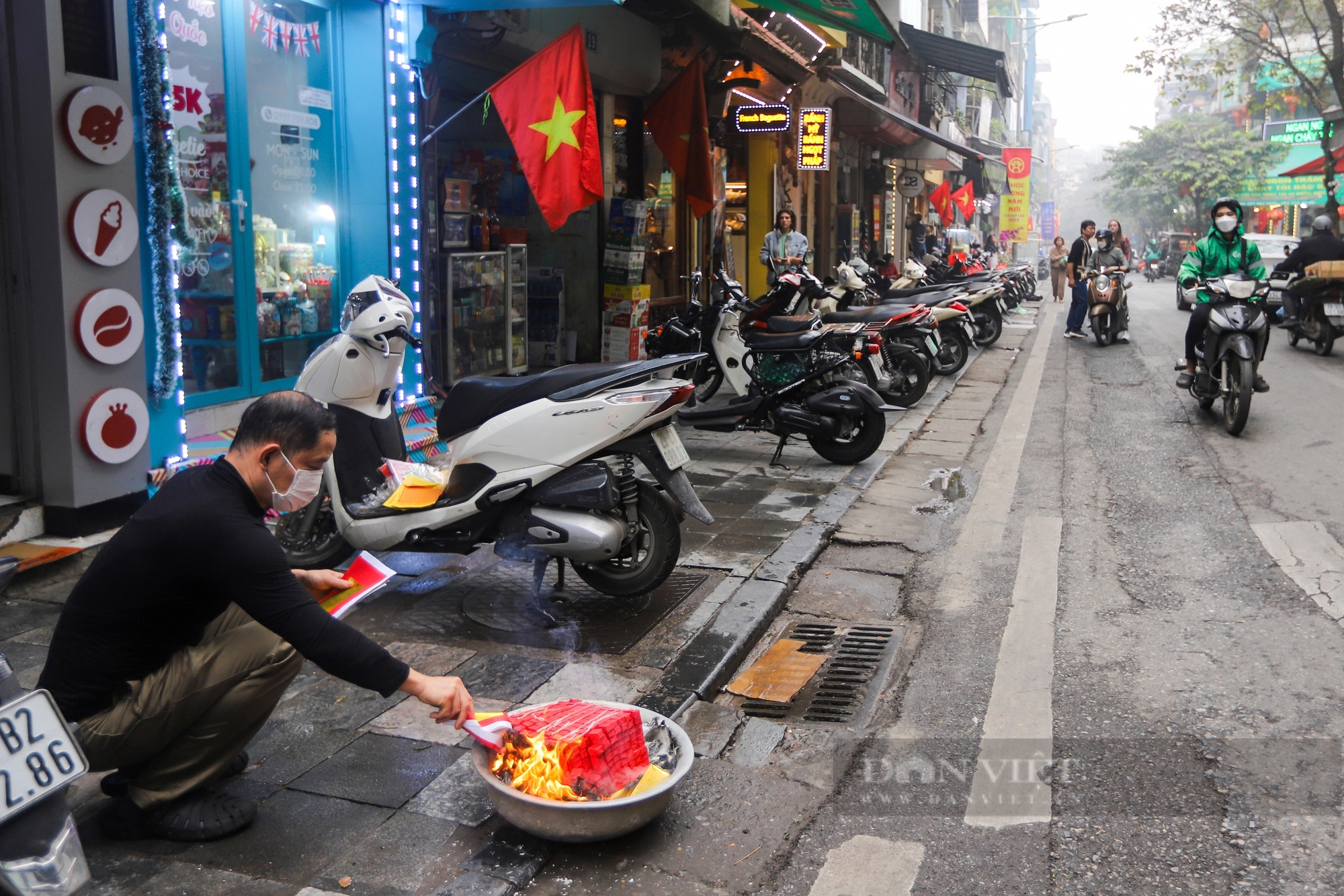 Đường phố Hà Nội "đỏ lửa" ngày 23 tháng Chạp- Ảnh 1.