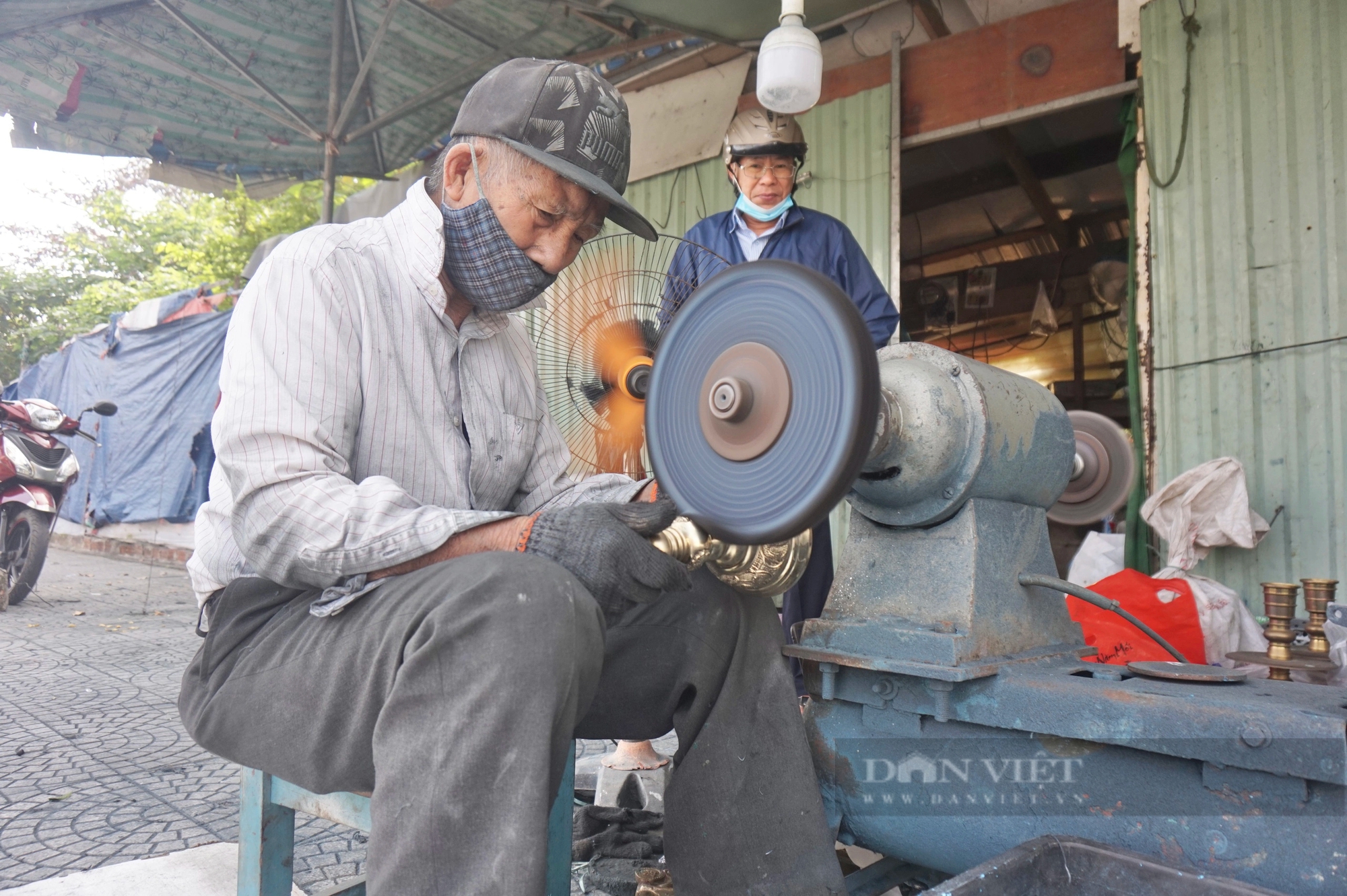 “Ăn theo” mùa Tết, lao động tự do ở Đà Nẵng làm gì mà chả hết việc, cầm xấp tiền dày hơn ngày thường?- Ảnh 1.