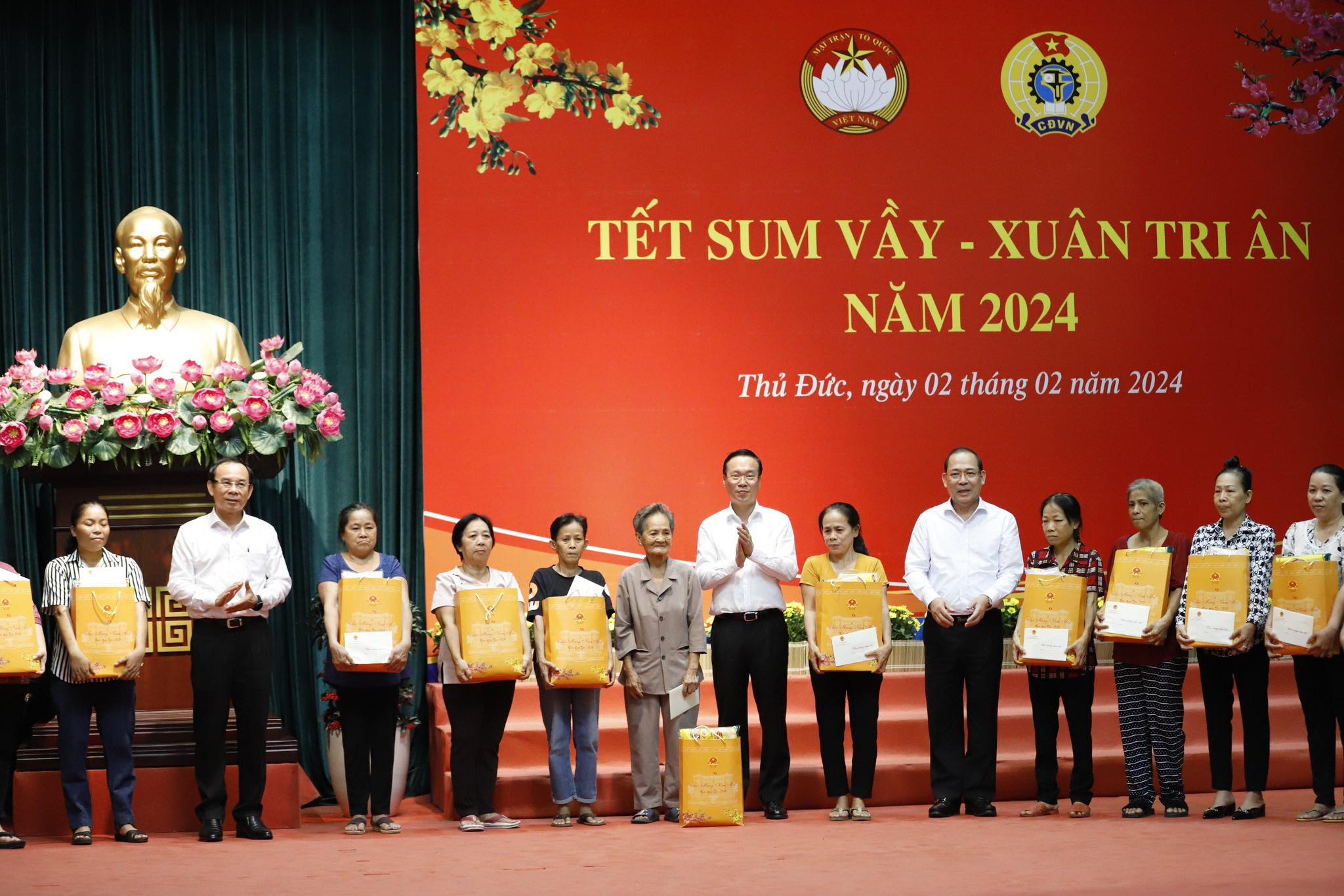 Chủ tịch nước Võ Văn Thưởng tặng 500 phần quà Tết cho công nhân, người dân khó khăn- Ảnh 3.