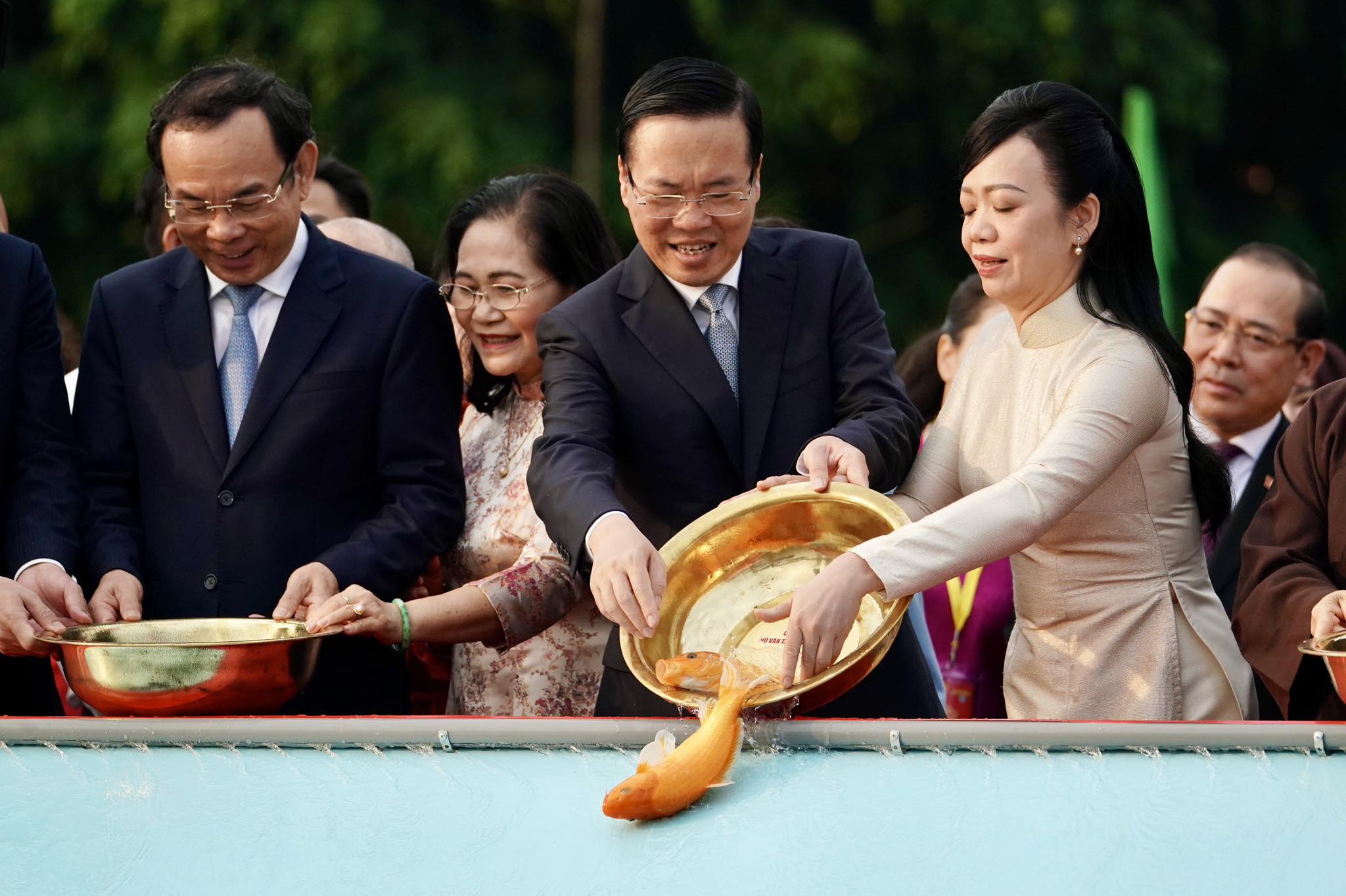 Chủ tịch nước Võ Văn Thưởng cùng kiều bào dâng hương Chủ tịch Hồ Chí Minh, thả cá chép đưa ông Táo- Ảnh 3.