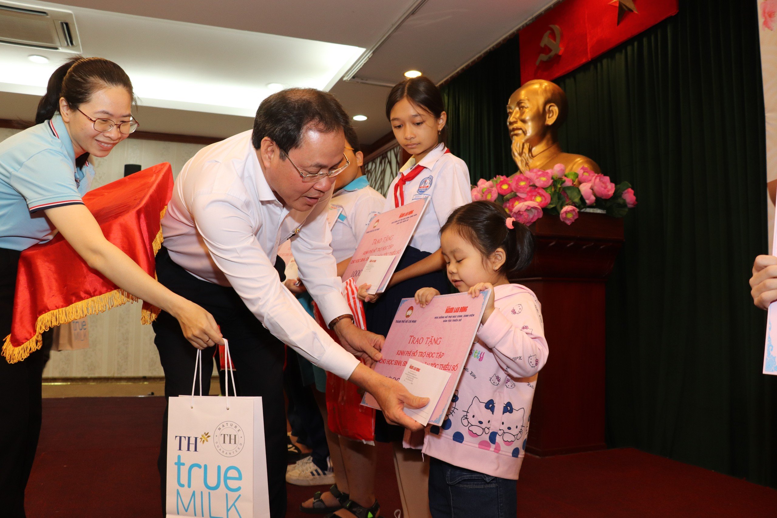 Nguyên Phó Thủ tướng Trương Hòa Bình trao quà Tết cho đồng bào dân tộc thiểu số tại TP.HCM- Ảnh 3.