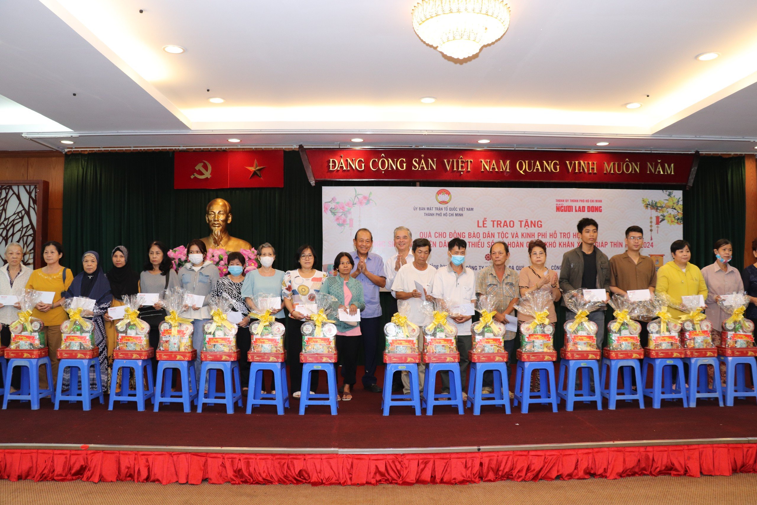 Nguyên Phó Thủ tướng Trương Hòa Bình trao quà Tết cho đồng bào dân tộc thiểu số tại TP.HCM- Ảnh 1.