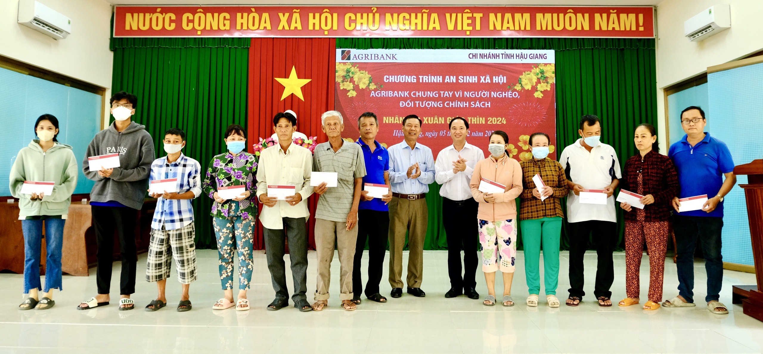 Agribank Chi nhánh tỉnh Hậu Giang chung tay vì người nghèo Xuân Giáp Thìn 2024- Ảnh 1.