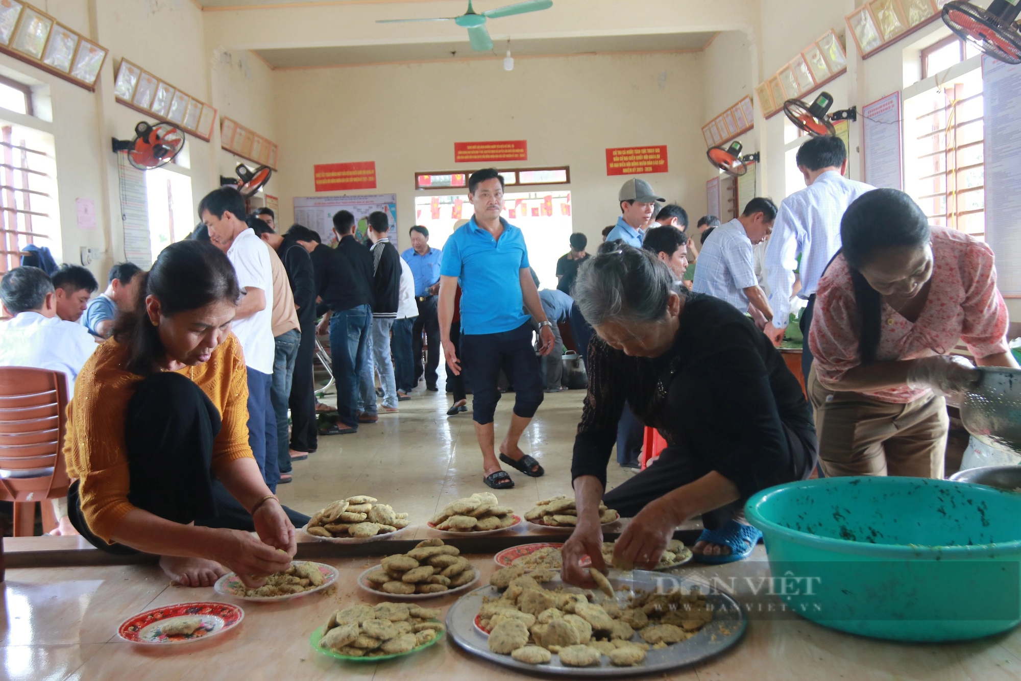 Cả làng ở Hà Tĩnh thức xuyên đêm gói 2.000 cái bánh chưng dâng vua Mai Hắc Đế- Ảnh 4.
