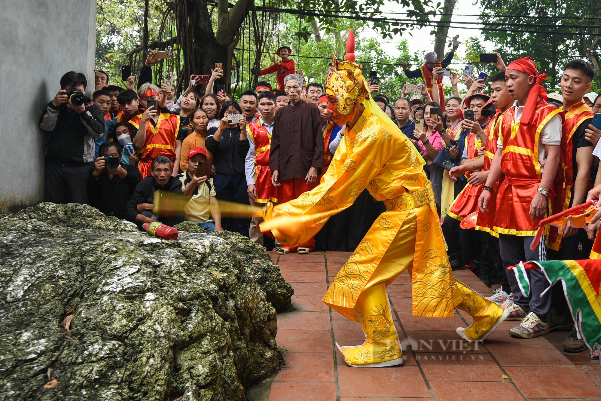 Người dân ngoại thành Hà Nội hứng tiền "vua, chúa" ban tại hội đền Sái - Ảnh 9.