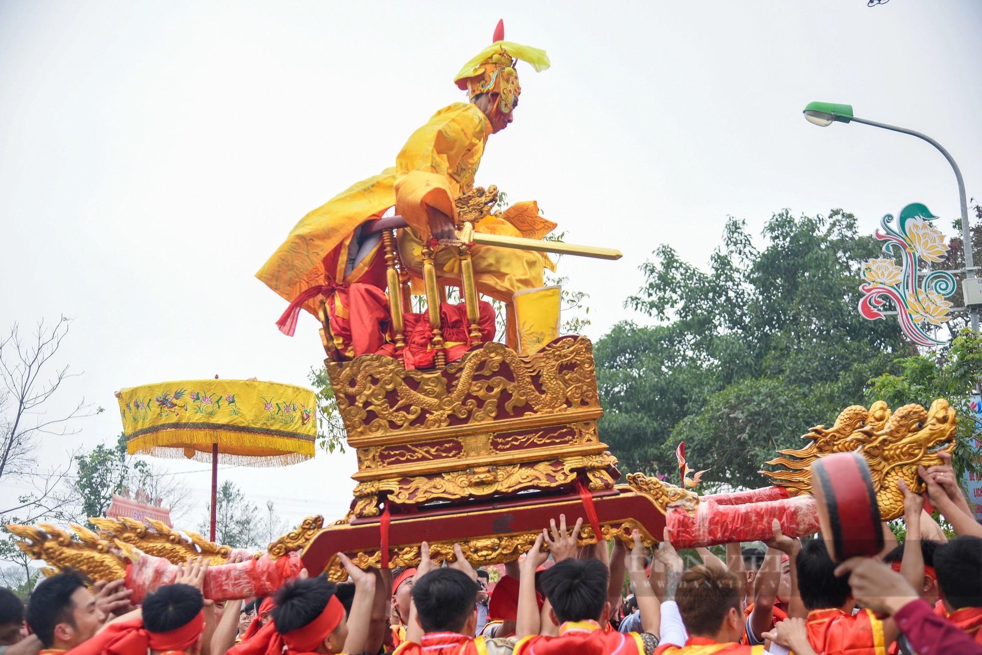 Người dân ngoại thành Hà Nội hứng tiền "vua, chúa" ban tại hội đền Sái - Ảnh 10.