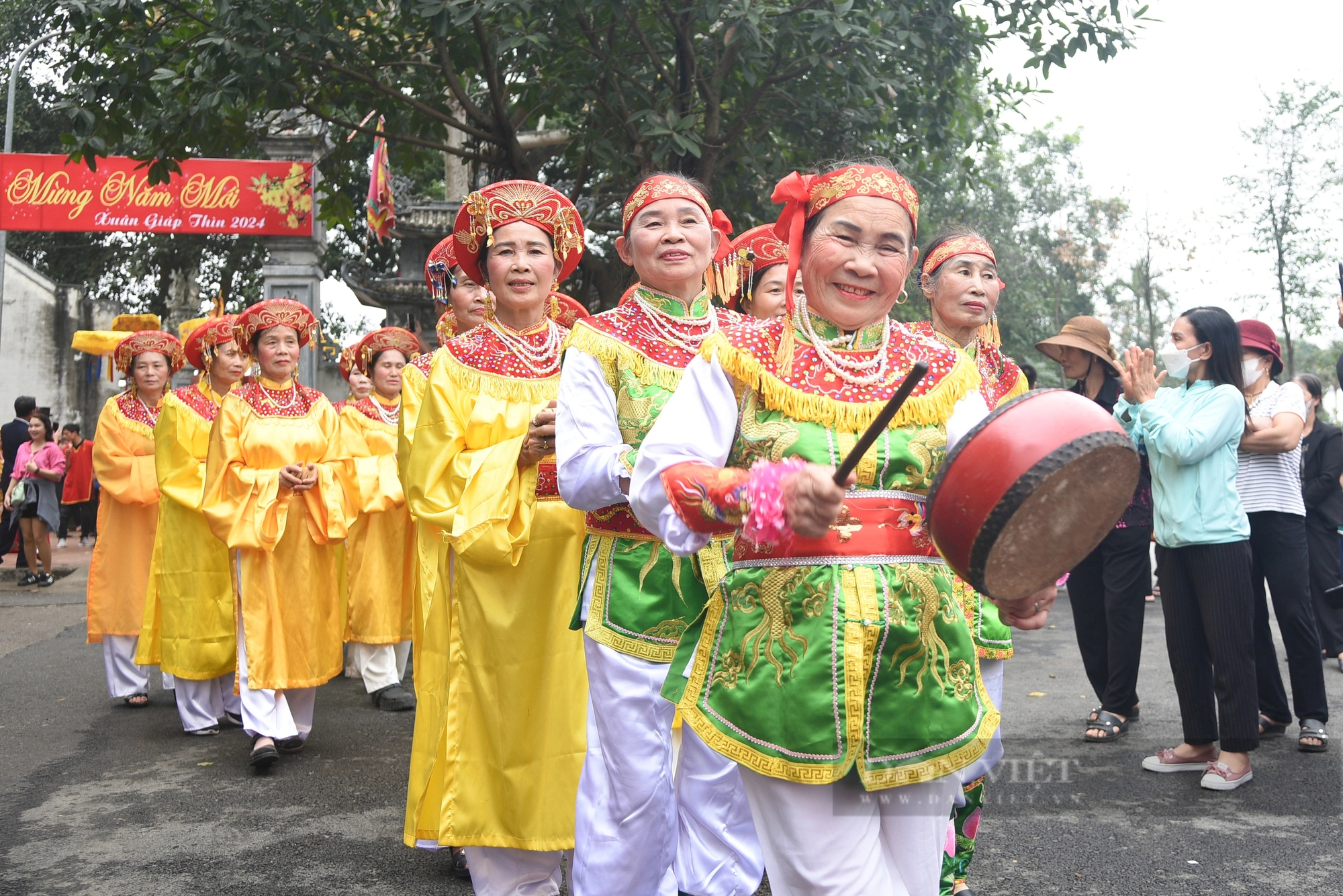 Người dân ngoại thành Hà Nội hứng tiền "vua, chúa" ban tại hội đền Sái - Ảnh 11.