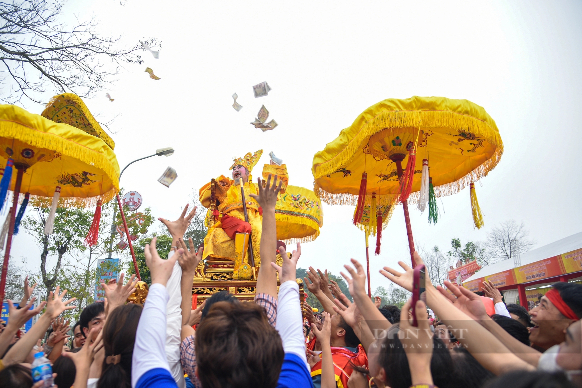 Người dân ngoại thành Hà Nội hứng tiền "vua, chúa" ban tại hội đền Sái - Ảnh 14.