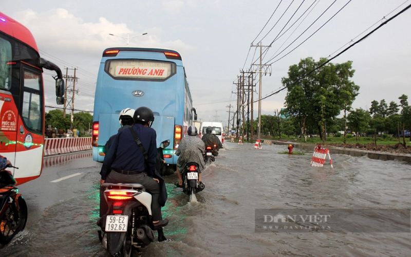 Quốc lộ 13 đã thi công xong cống thoát nước và mương thoát nước dài 3,1km đoạn từ đường Tự do đến đường Lê Hồng Phong. Ảnh: Ngập nước trên đường Quốc lộ 13 Trần Khánh