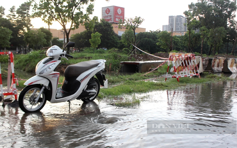 Tình trạng ngập úng thường xuyên trên tuyến Quốc lộ 13, trước siêu thị Lotte dài 120m (TP.Thuận An). Ảnh: Trần Khánh