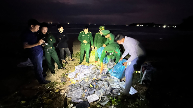Chủ tịch UBND tỉnh khen thưởng lực lượng phát hiện, thu gom gần 300kg ma túy dạt vào bờ biển Quảng Ngãi- Ảnh 1.
