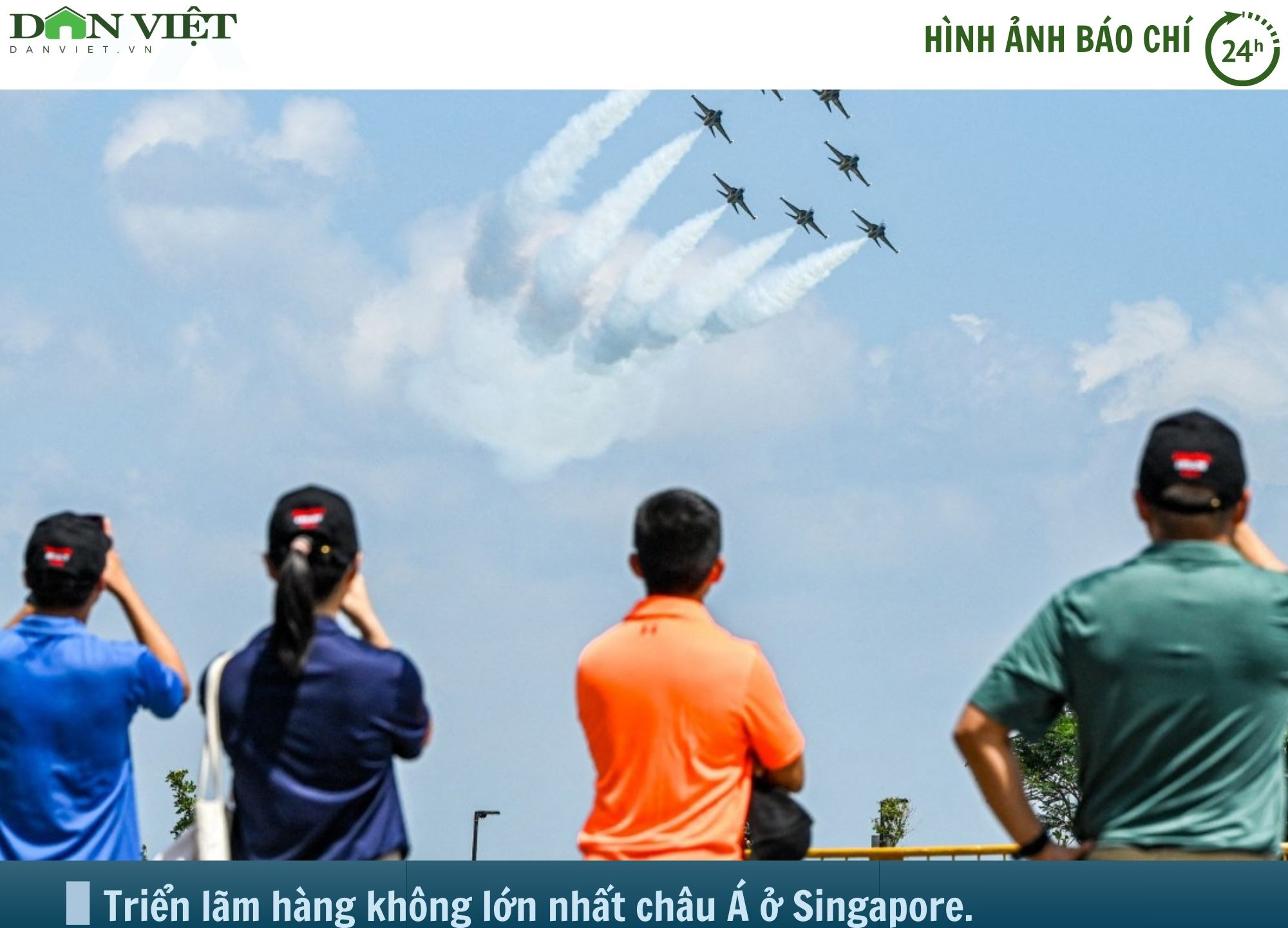 Hình ảnh báo chí 24h: Mãn nhãn với màn máy bay nhào lộn tại triển lãm hàng không lớn nhất châu Á- Ảnh 1.