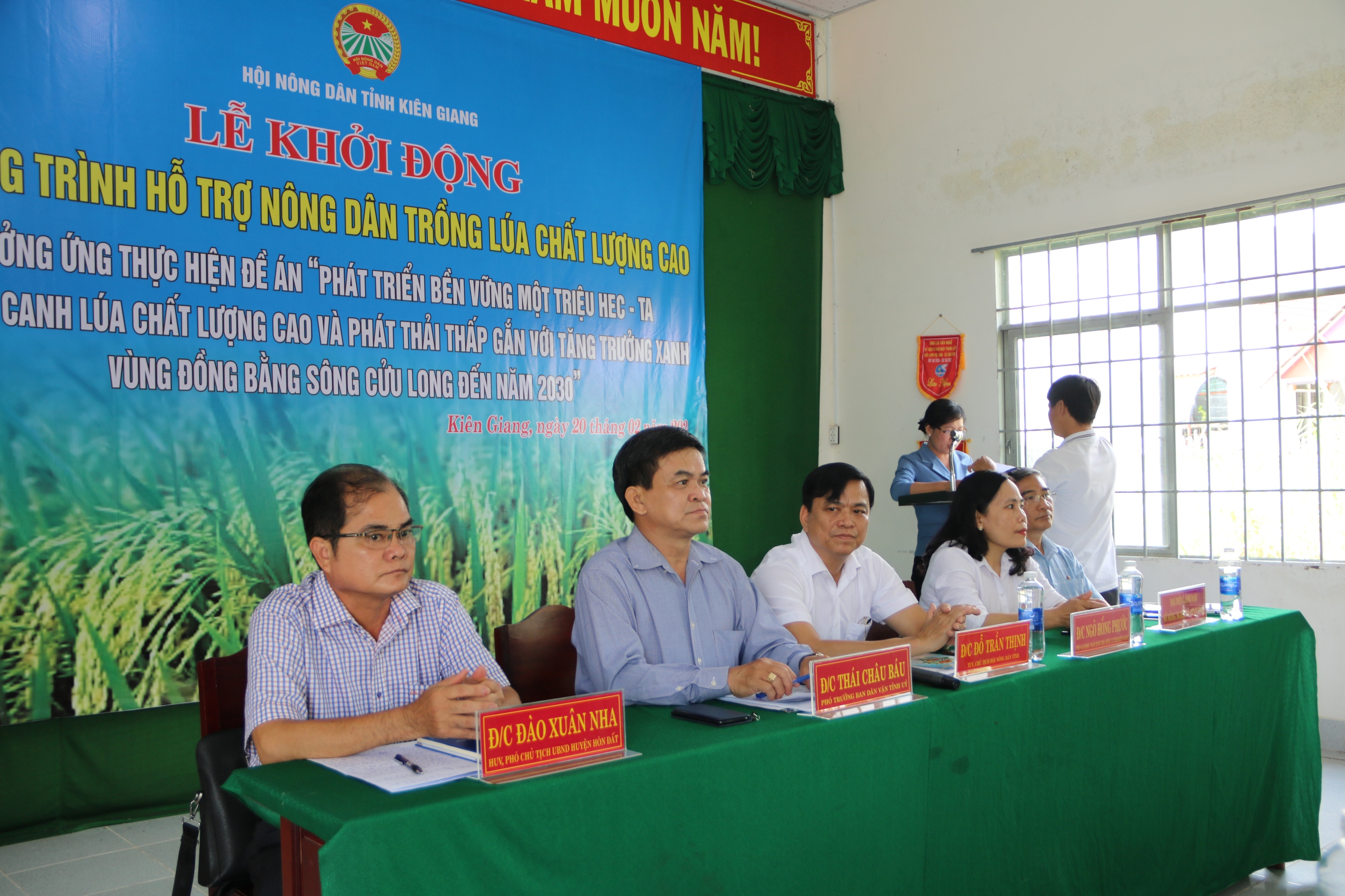 Hội Nông dân Kiên Giang giải ngân 500 triệu đồng cho hội viên tham gia dự án “Trồng lúa chất lượng cao”- Ảnh 1.