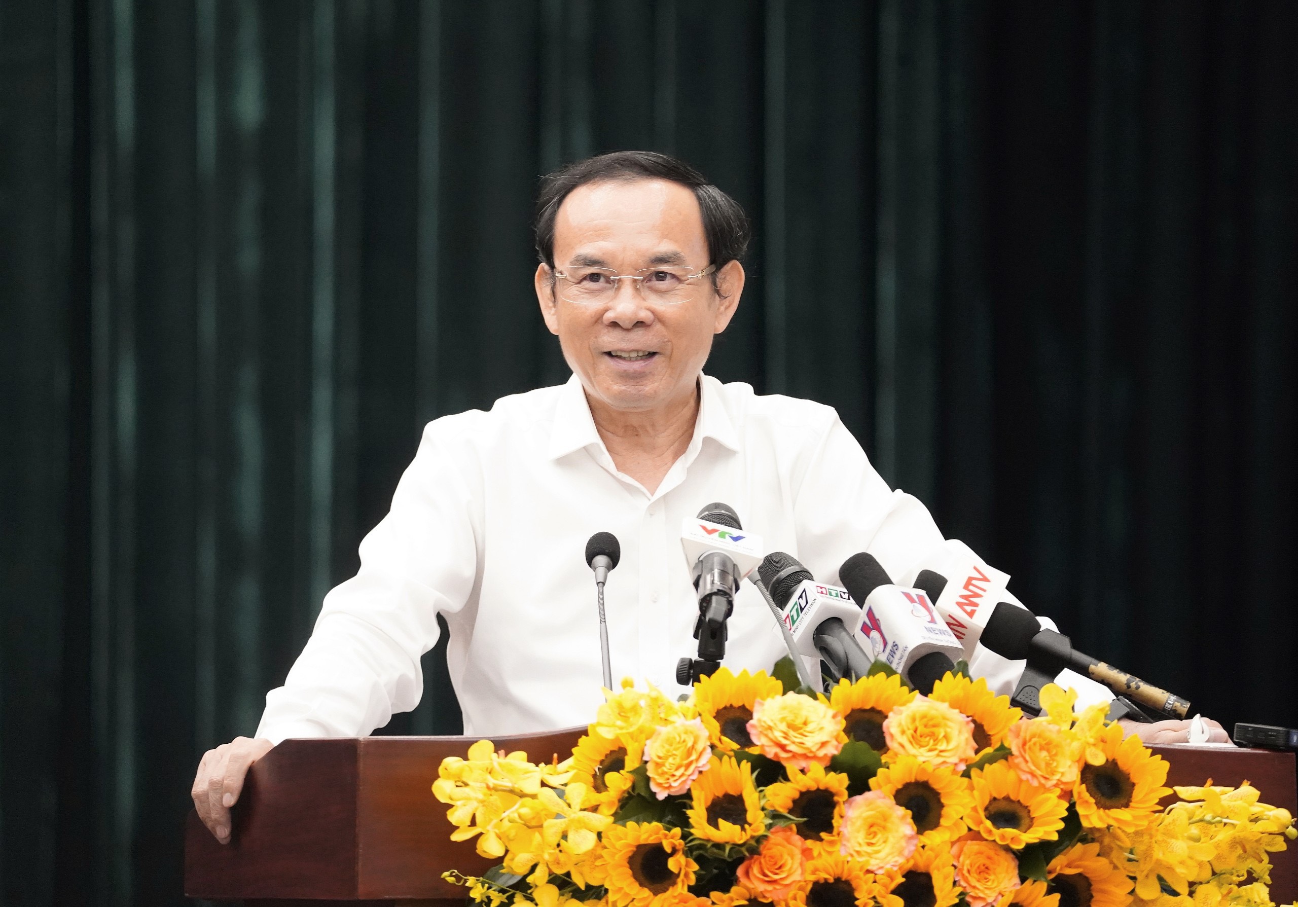 Bí thư Nguyễn Văn Nên: Bắt tay làm việc nghiêm túc để đạt chỉ tiêu tăng trưởng 2024 - Ảnh 1.